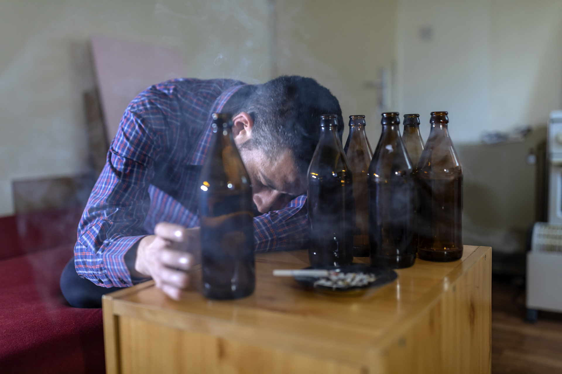 每每看到他们喝酒时,扭歪着嘴脸,努力下咽的表情,我真的不知他们是在