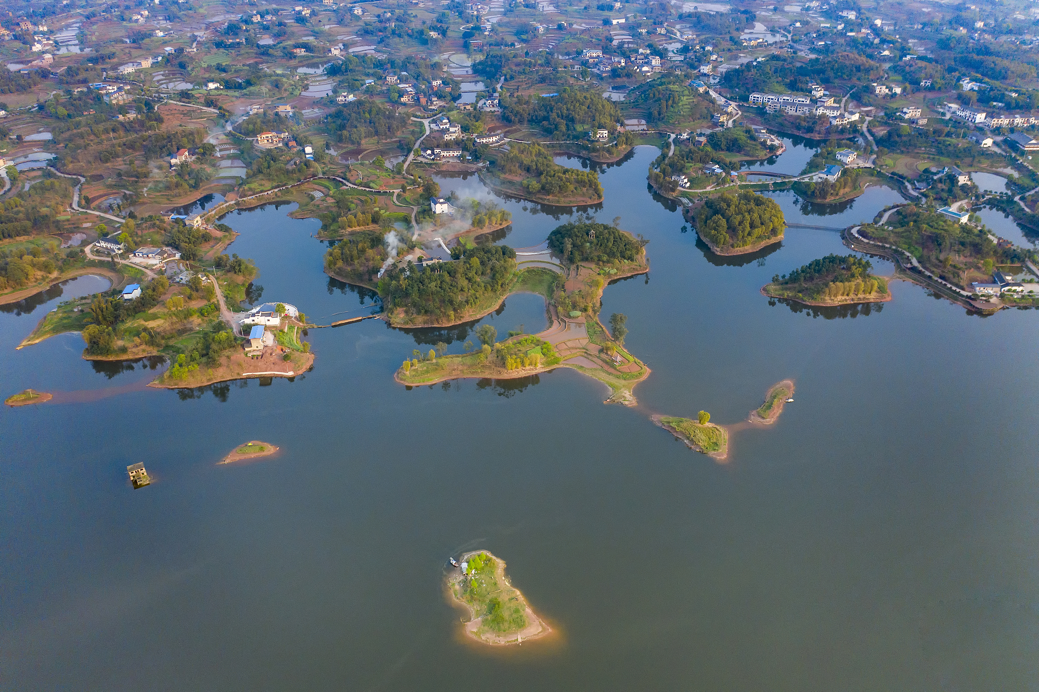 三岔湖景区以三岔水库为中心,水库建成于1977年,总水域面积达到27