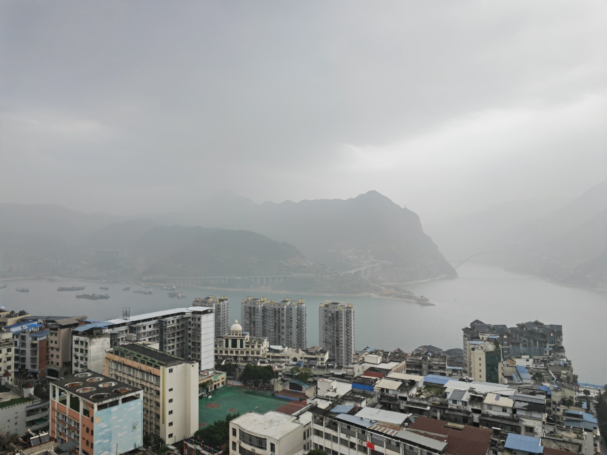 重庆巫山县是中国重庆市下辖的一个县,位于重庆直辖市的东部边缘,地处