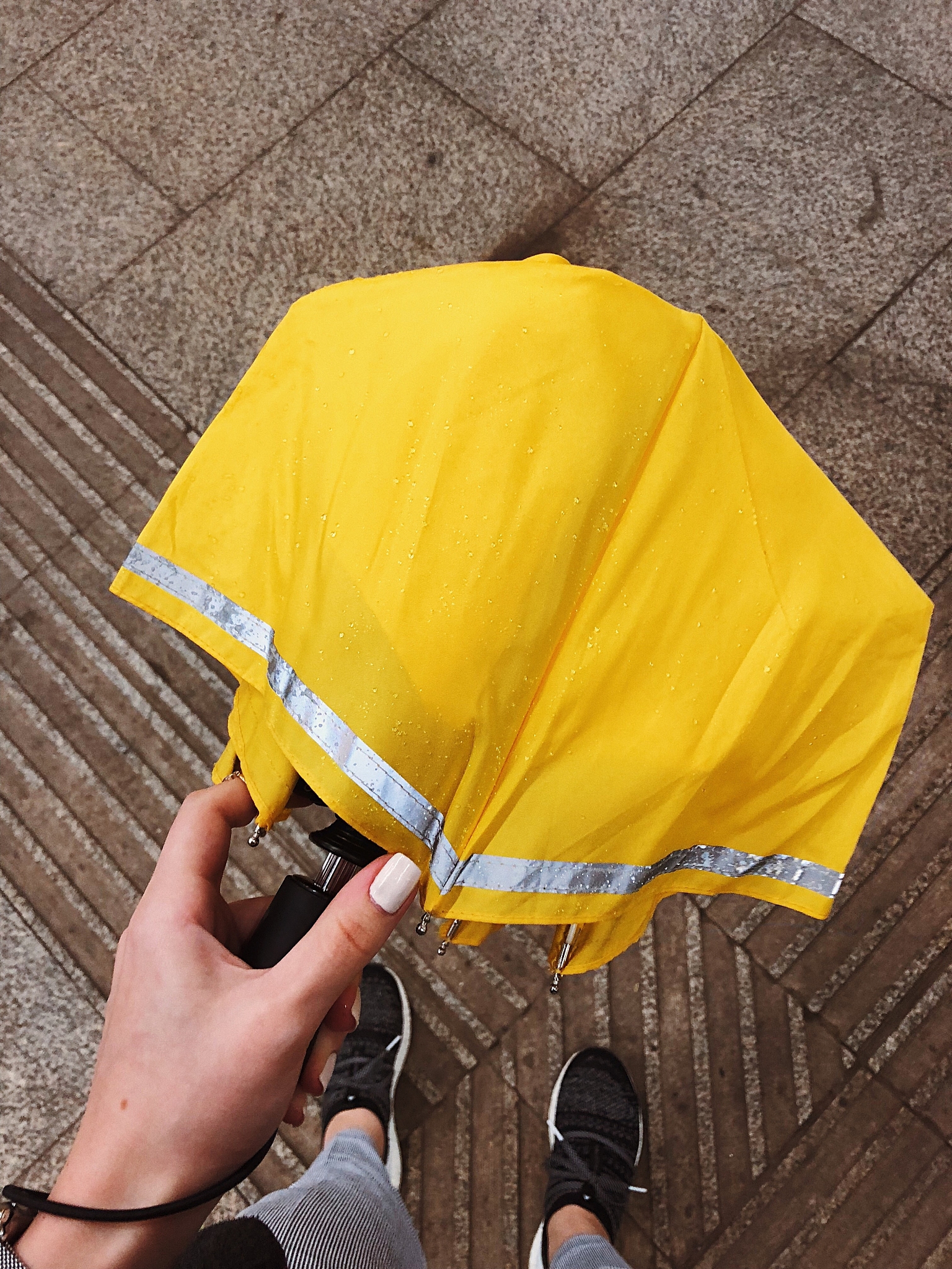 我亲测的小黄鸭雨衣,简直是雨天的小太阳!