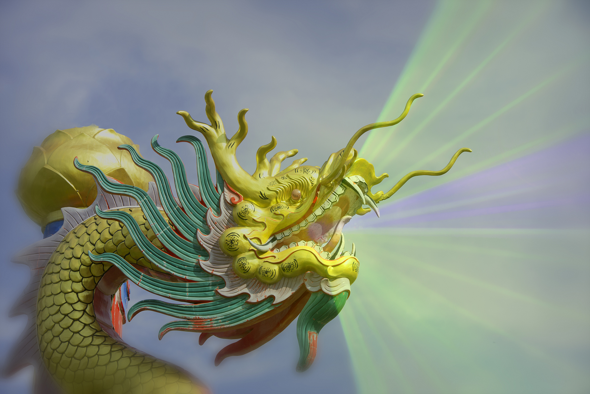 龙的眼睛炯炯有神,龙鳞闪闪发光,整个画面充满了神秘和神圣的气息