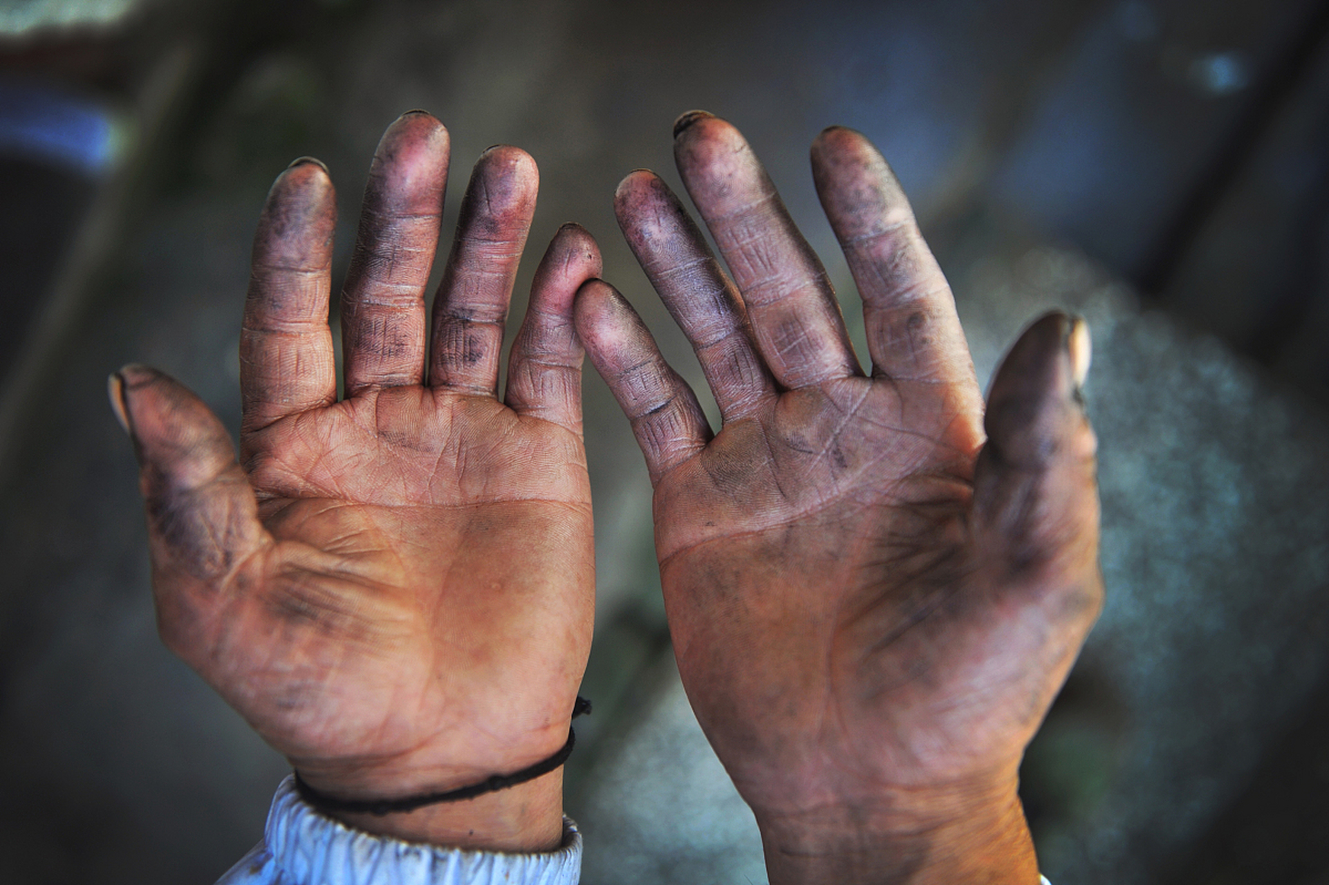 因小时候,家里太穷了,我表叔立志长大后,要好好学门手艺,靠自己的双手