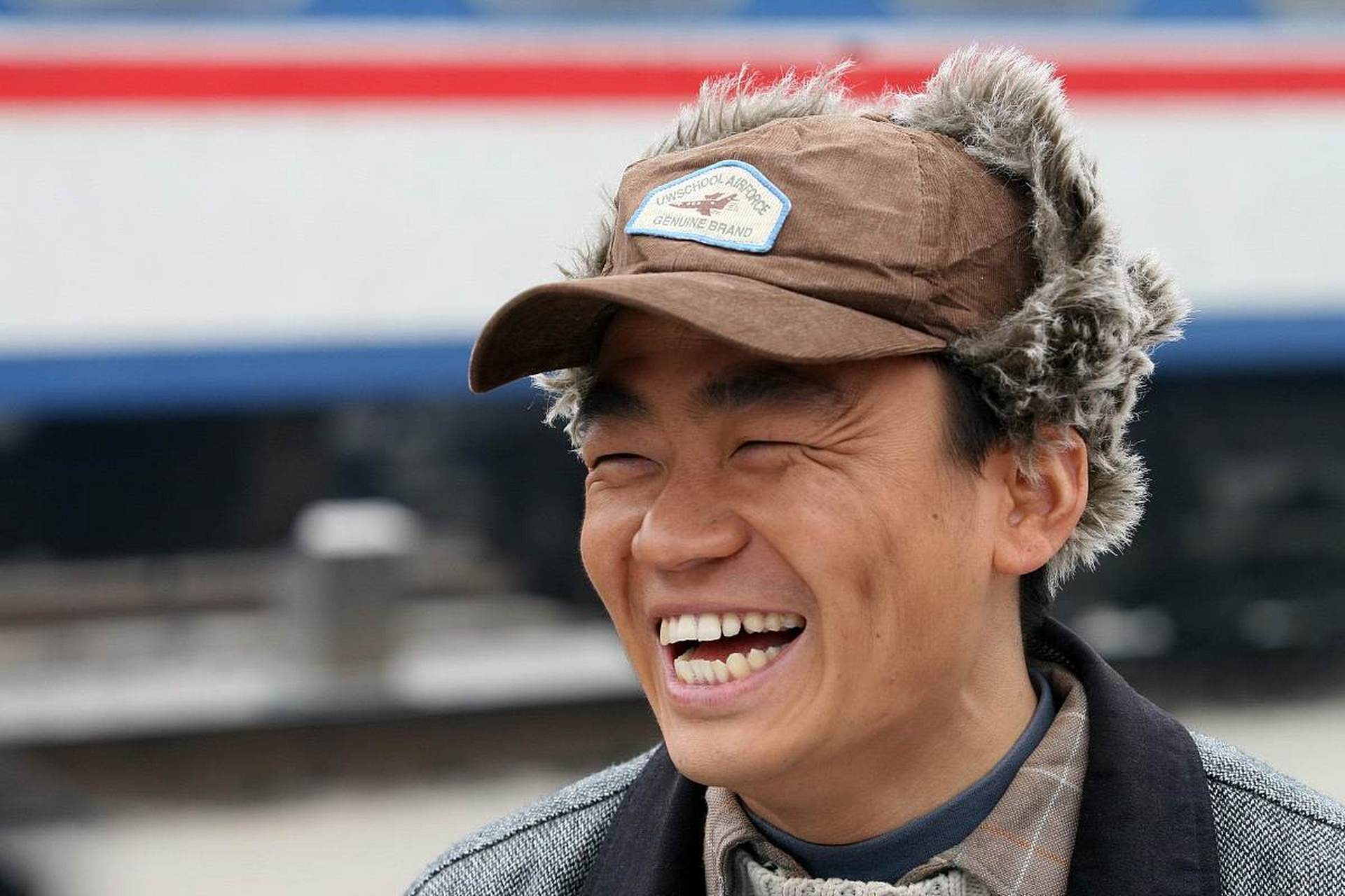 王宝强没成名的时候,一次边走边玩手机,忽然被三个小混混给拦住了.