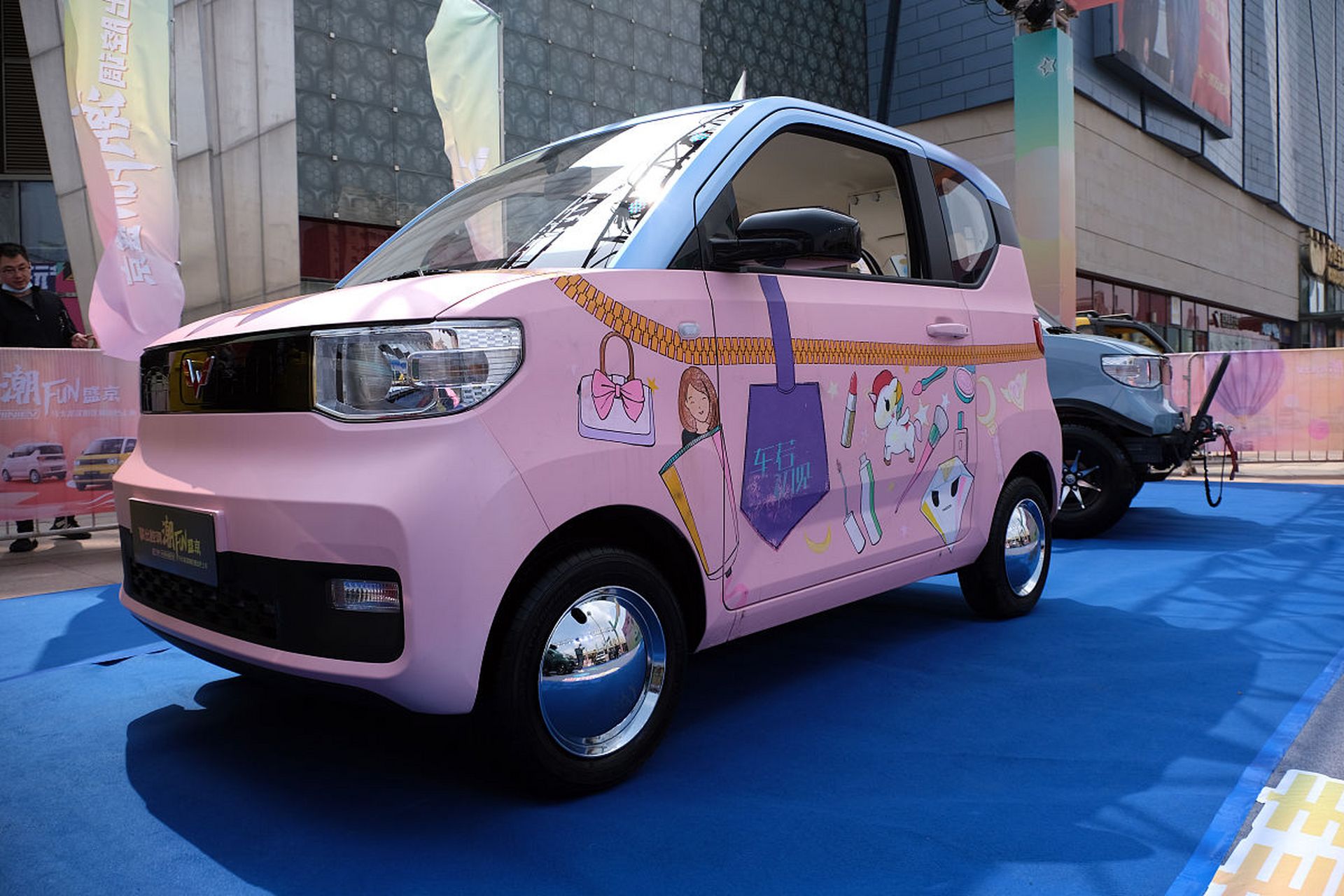 打造闲鱼主题联名车衣  近日,五菱宏光miniev第三代马卡龙与闲鱼进行