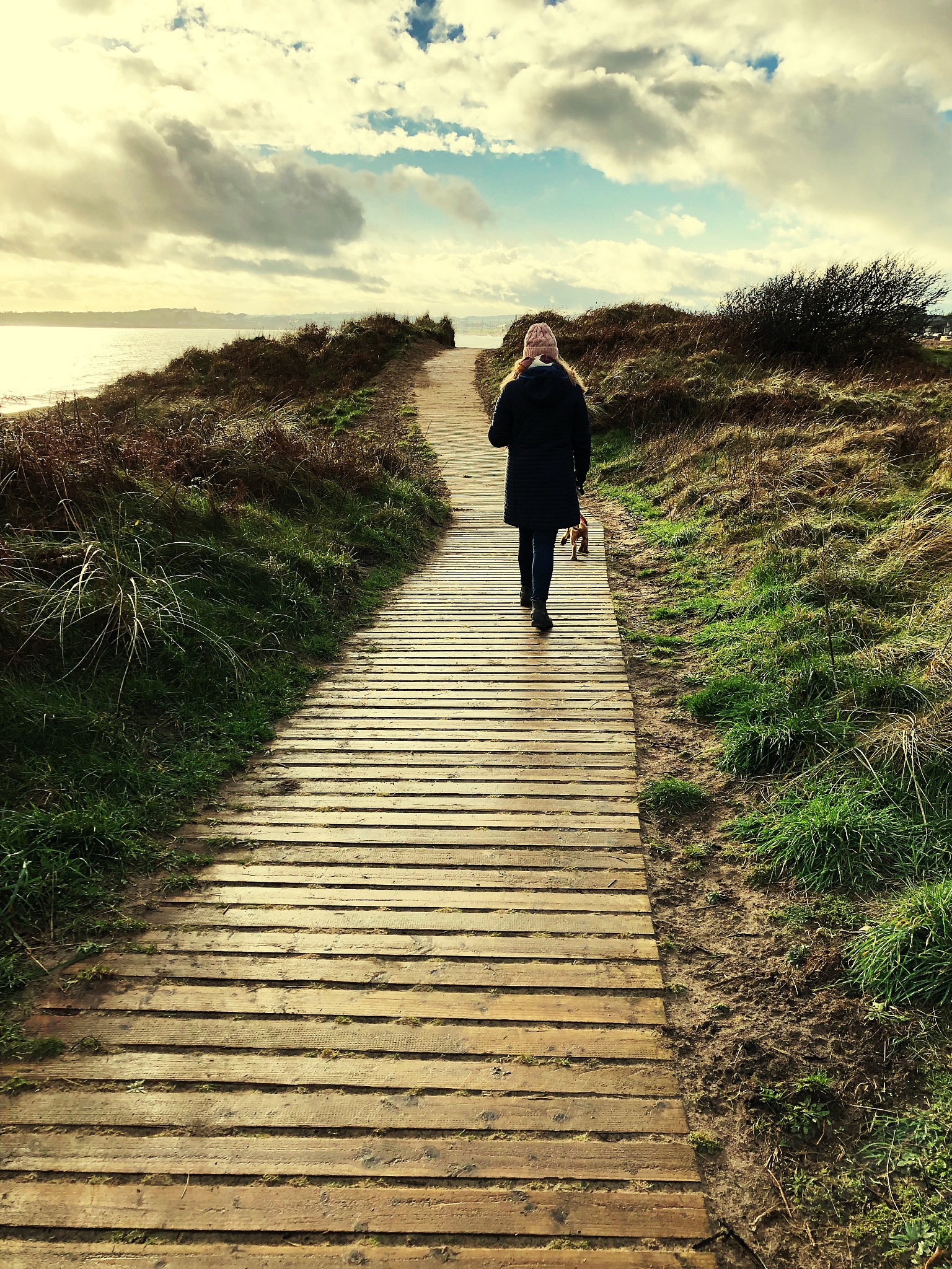 图片走路的背影50岁女人走路图片大全唯美女孩走路背影 10条养生常识