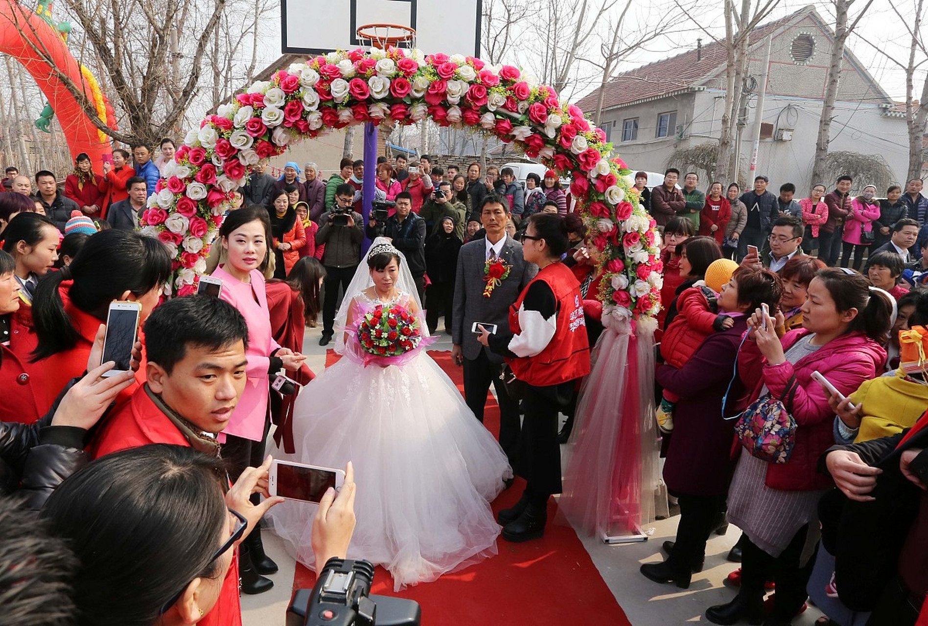 山东新泰两个初中生结婚办酒席 近日山东新泰两个读初二的学生在家里