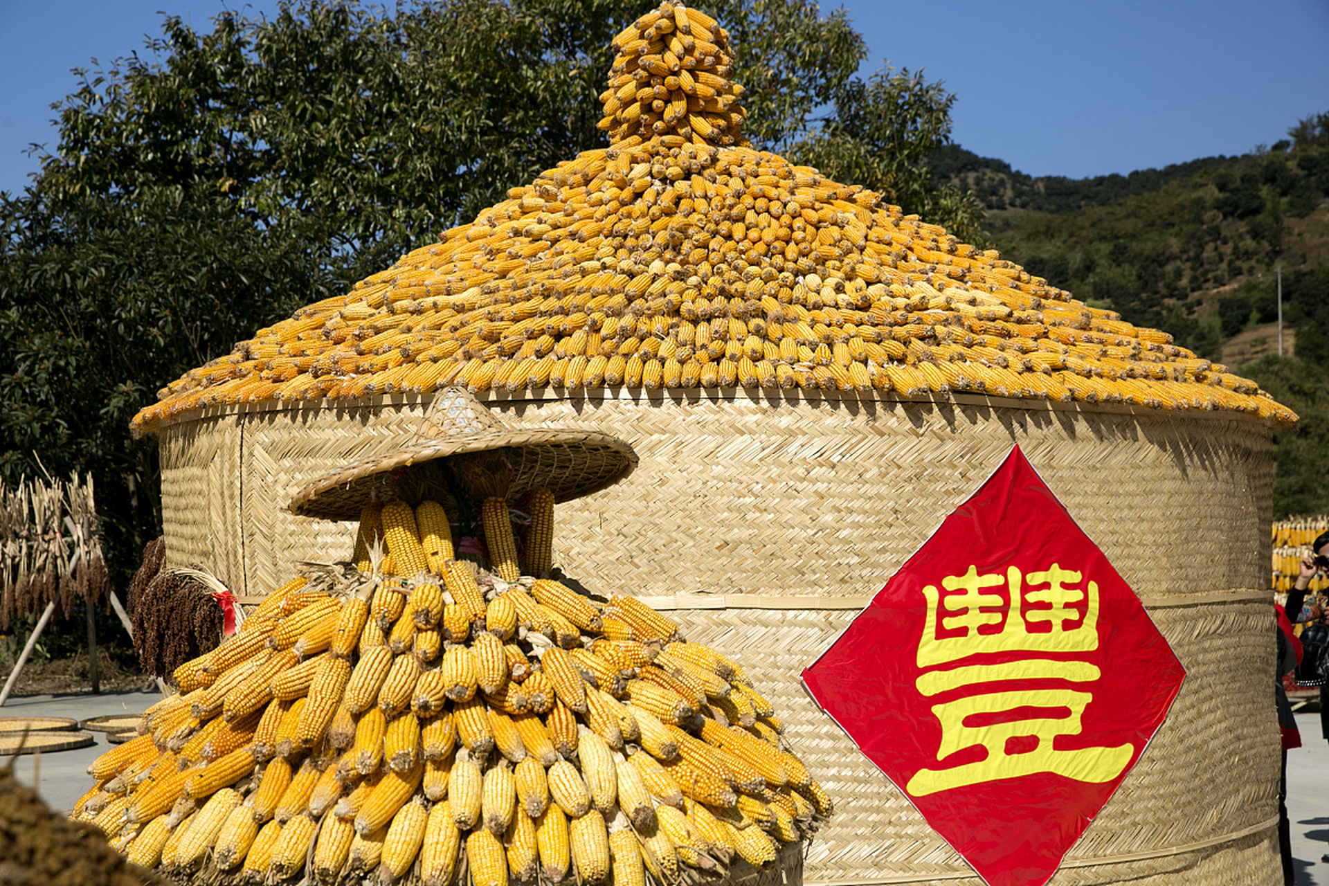 填仓佳节喜洋洋,粮满仓丰福满堂 祈愿年年丰收景,家家户户乐安康.