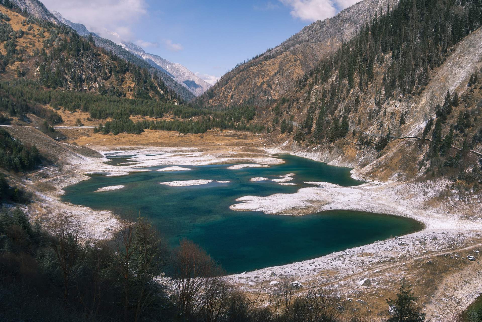 我喜爱的十大文旅路线# 走进九寨沟,我被那座座巍峨的雪山深深吸引.