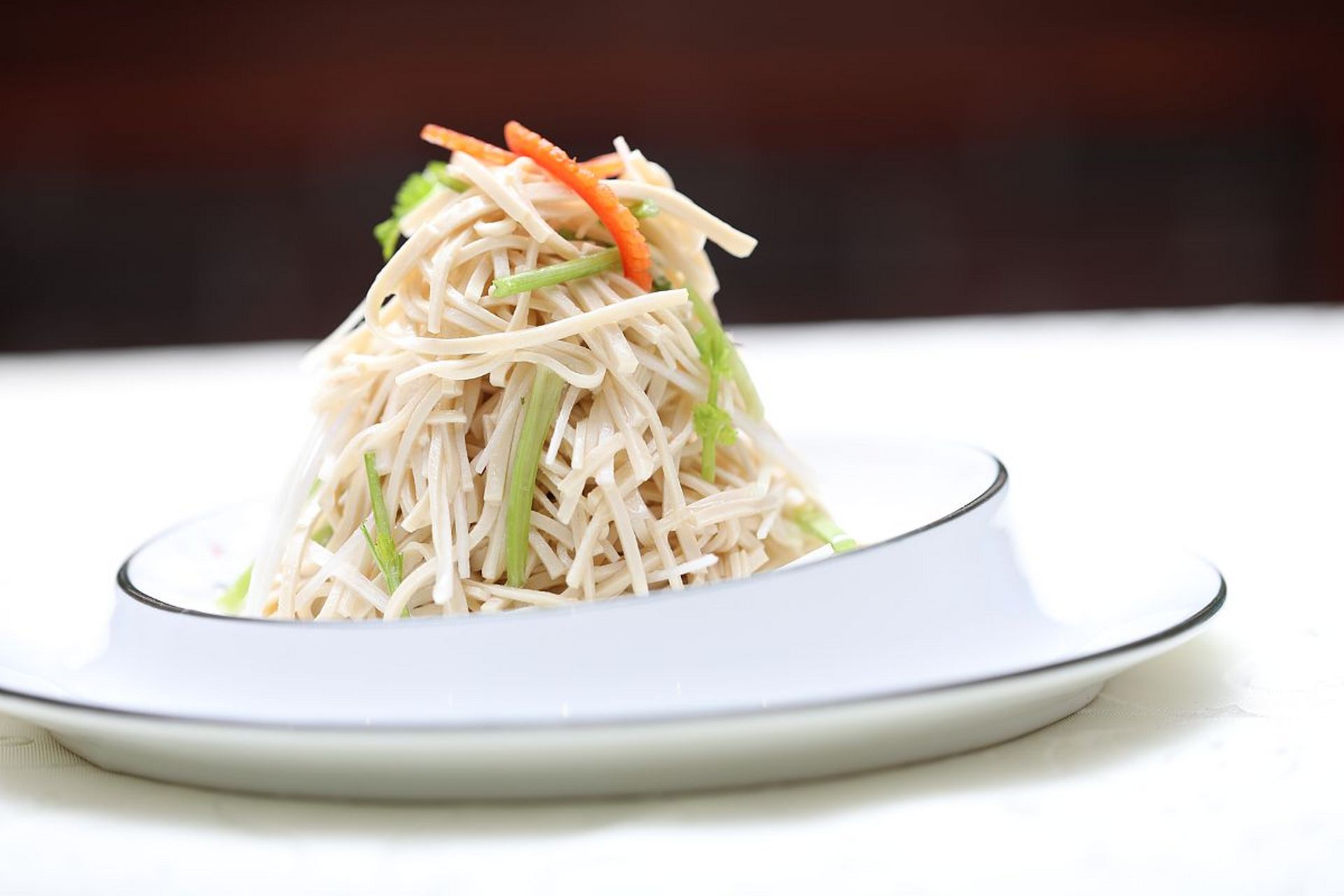 豆腐丝拌腐竹呢,看似这个简单的凉拌菜呢,但呢人人都爱吃,想要把它做