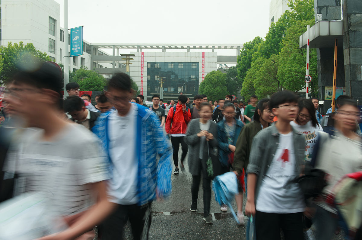 今天是高考第一天,镇江第一中学也设了一个考场,下午散步看到学校门口