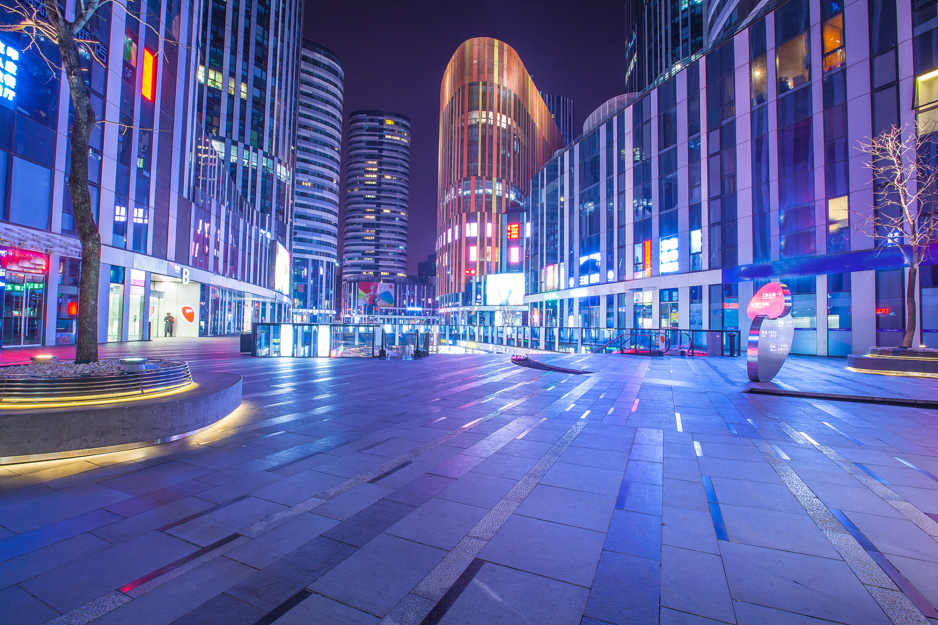 城市之夜 璀璨的灯光,闪耀如星辰, 繁华的街道,流淌着现代的韵律.