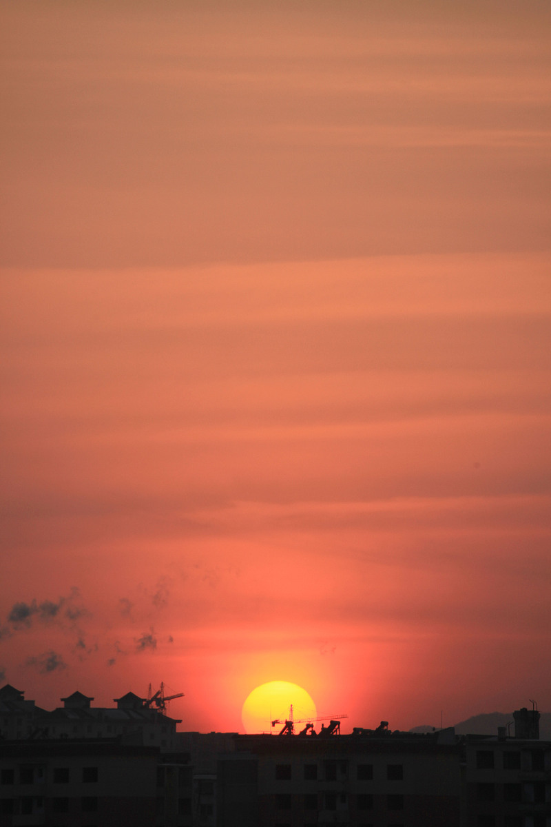 每次看到落日晚霞满天红,我都会想起那句"夕阳西下几时回".
