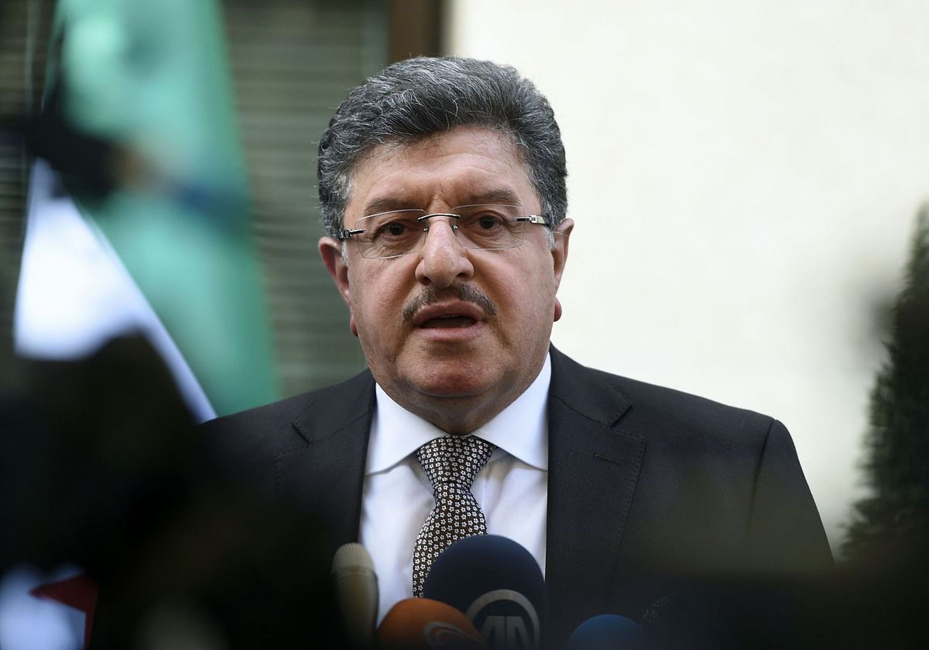 巴勒斯坦国总统阿巴斯再次表态"不战斗,不抵抗,保持中立",引发社会