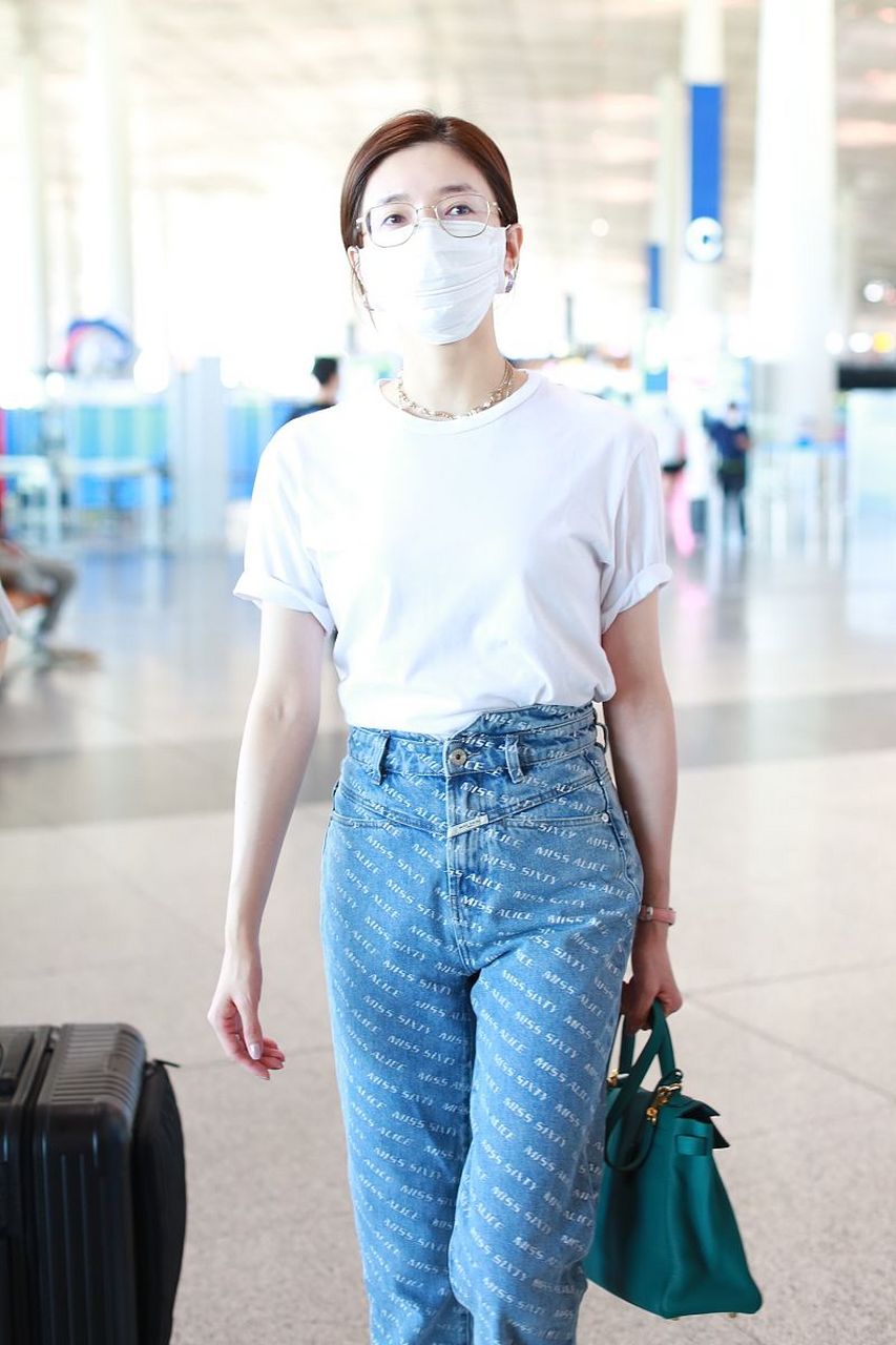 江疏影白色的内搭是不是买小了[笑哭]裤子也有点尴尬[抠鼻]还卡档了