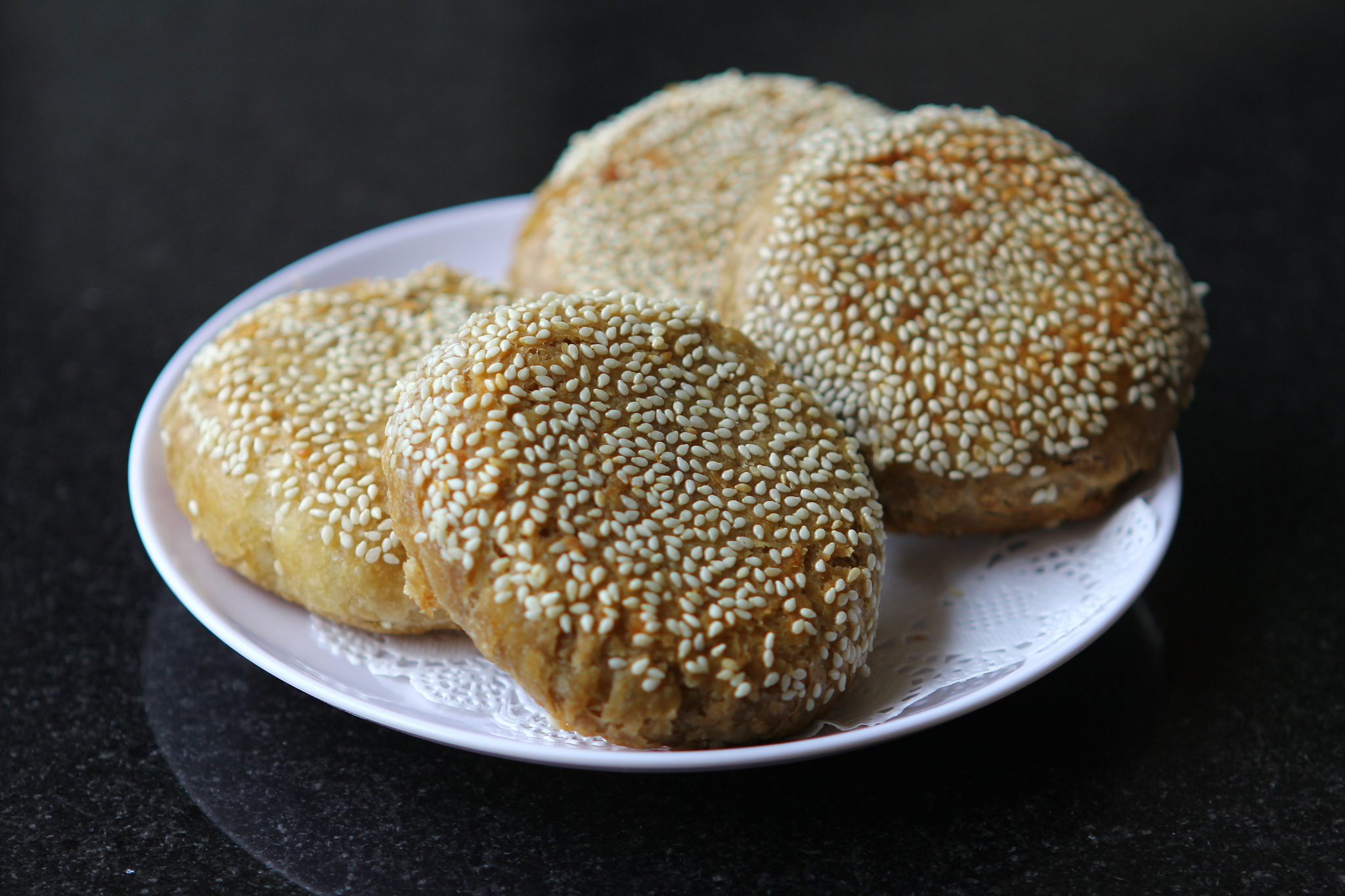 菏泽十大特色美食 菏泽的十大特色美食包括:  1 吊炉烧饼1  2 单县