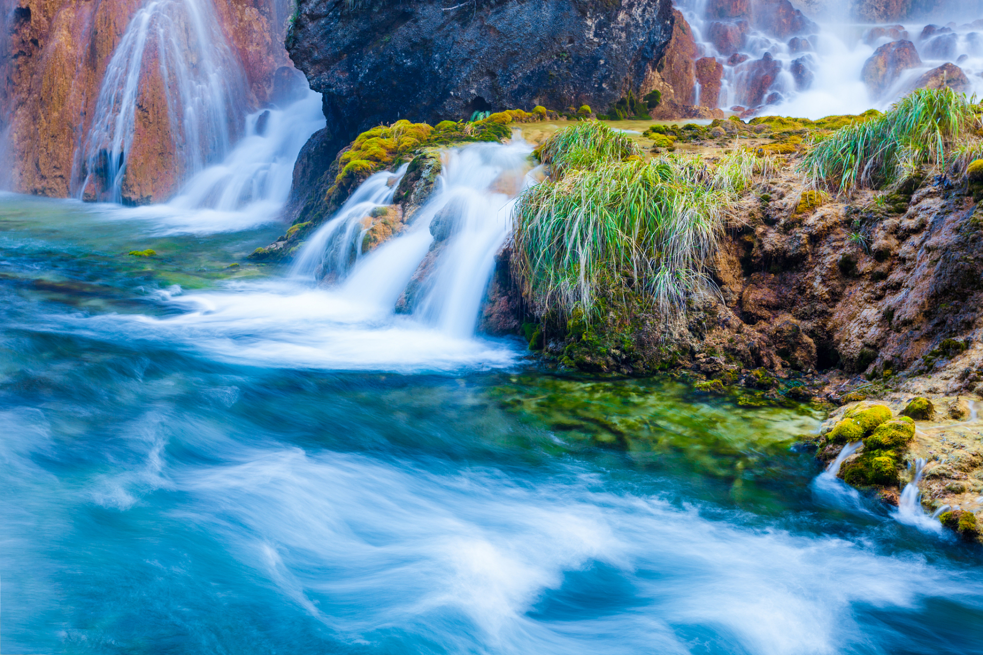 瀑布喷薄而发,色彩斑斓,深潭蔚蓝如玉.包容万物,悠然自得.