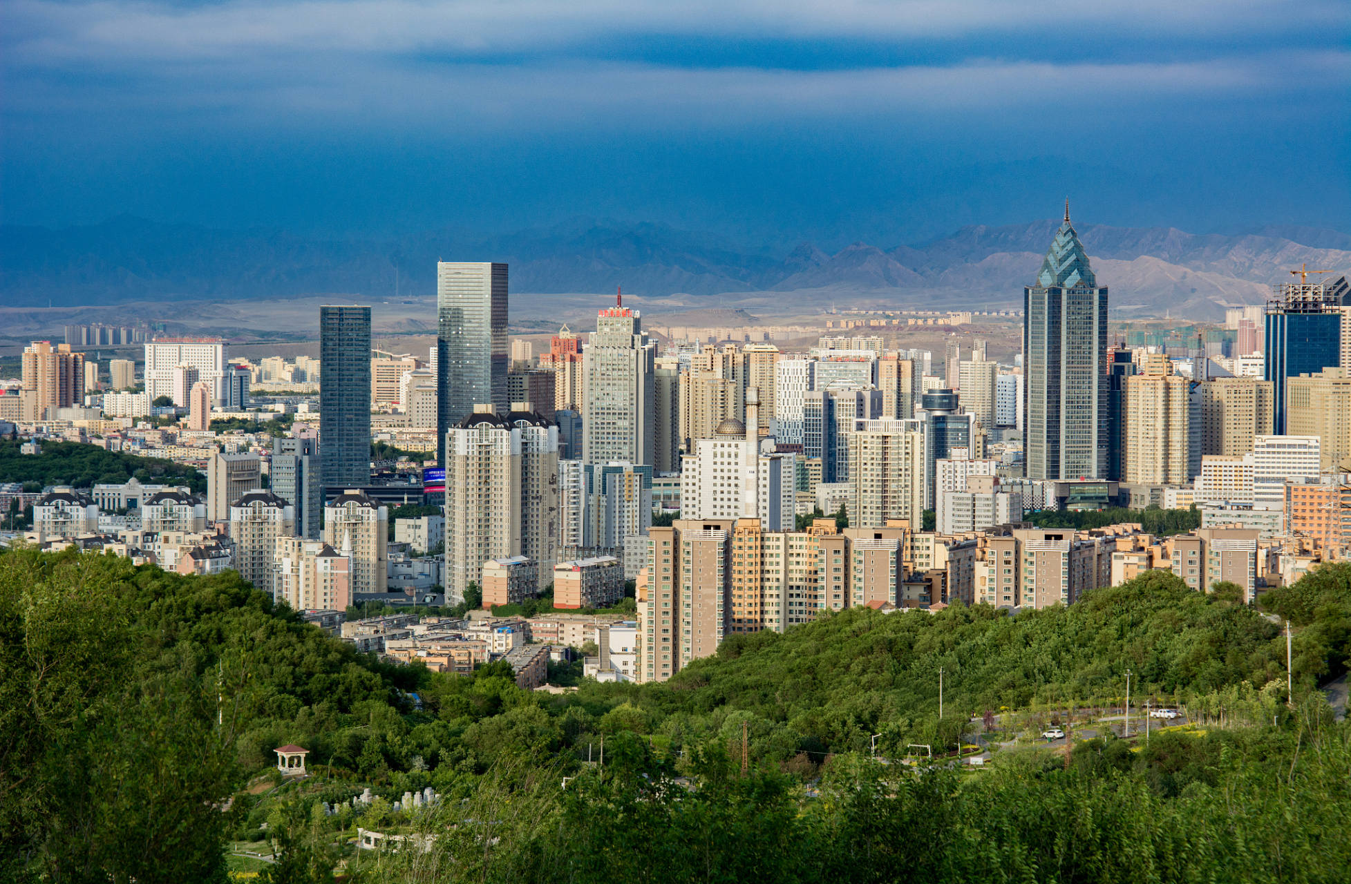 城市点评# 新疆乌鲁木齐,位于新疆维吾尔自治区中部,是天山北麓的
