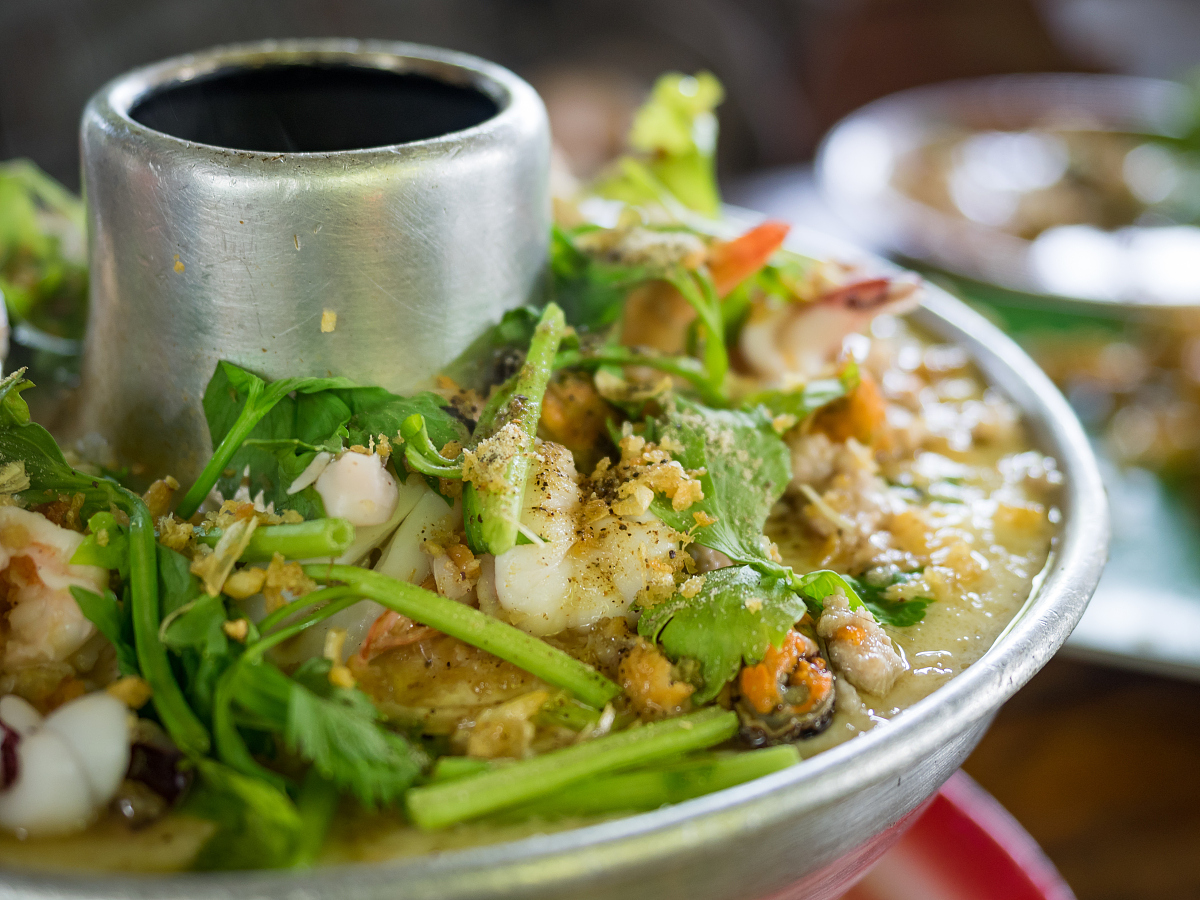 洱海周边的美食有:   菌子火锅:菌汤搭配土鸡味道鲜美,菌子鲜嫩,汤底
