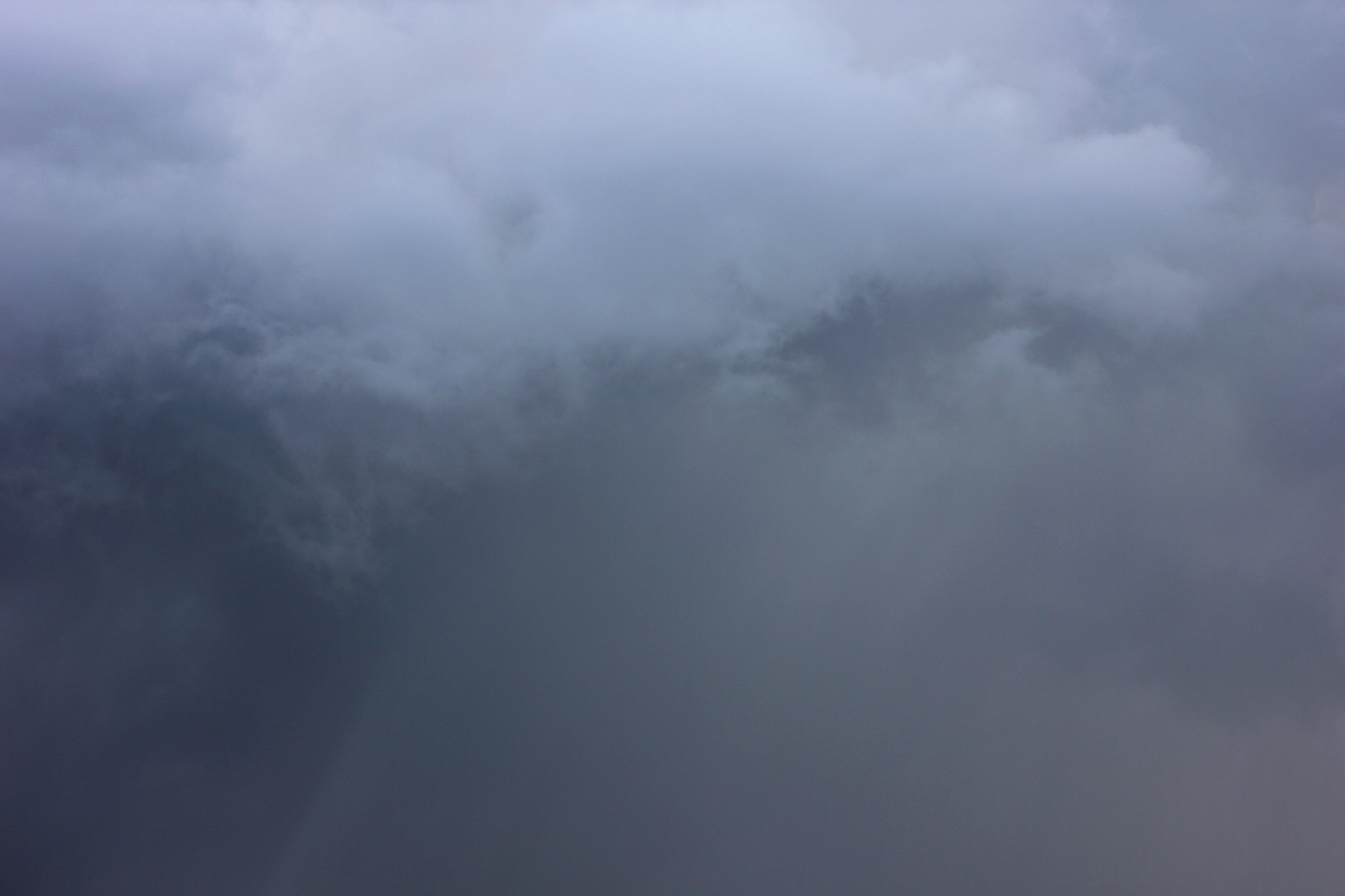 在这北方的雾霾天,天空被灰蒙蒙的云层笼罩,仿佛连心情也被压抑.