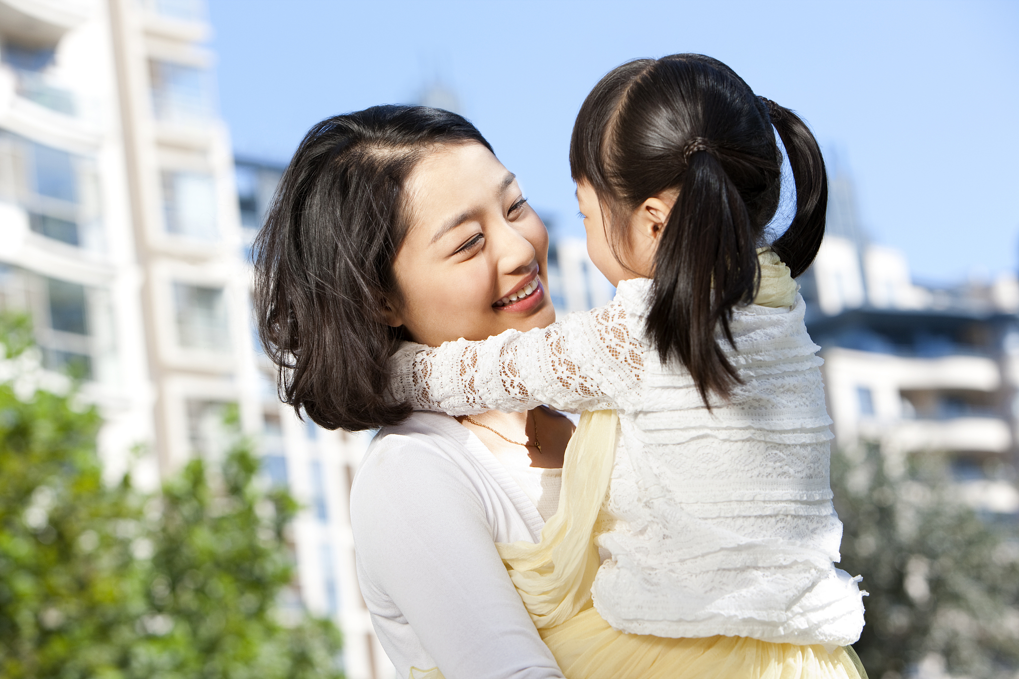 霸气女人抱孩子图片图片