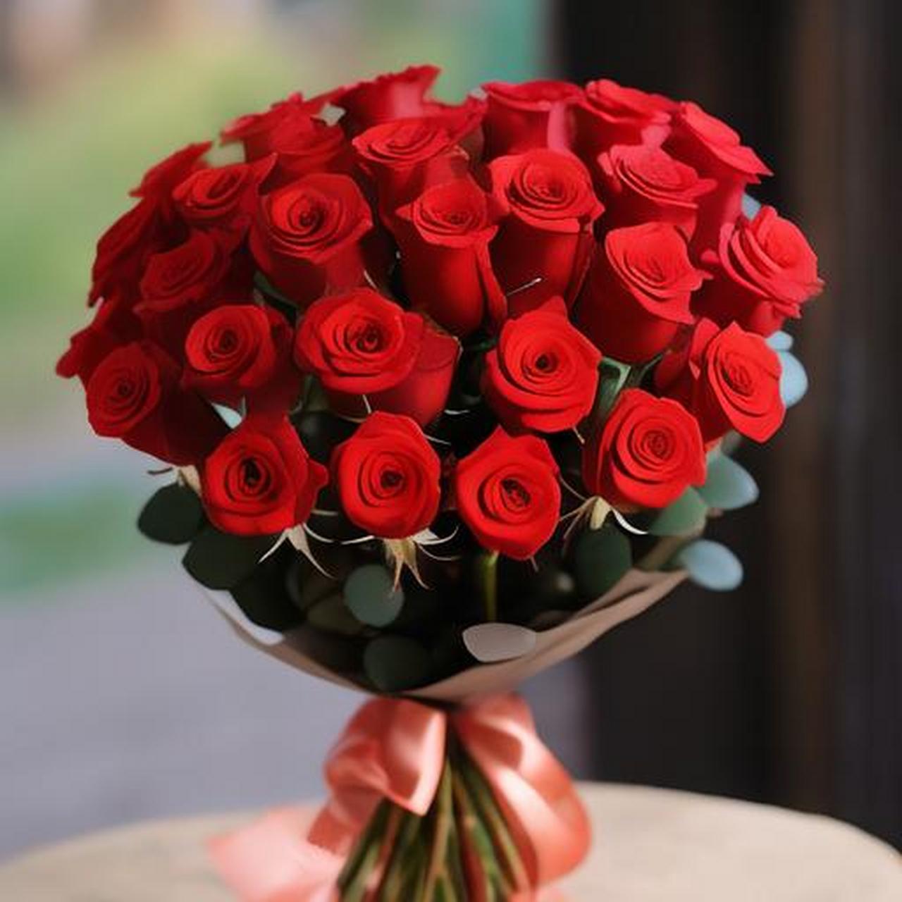 今日阳光明媚,手捧一束鲜艳的玫瑰花,心情更是愉悦无比.