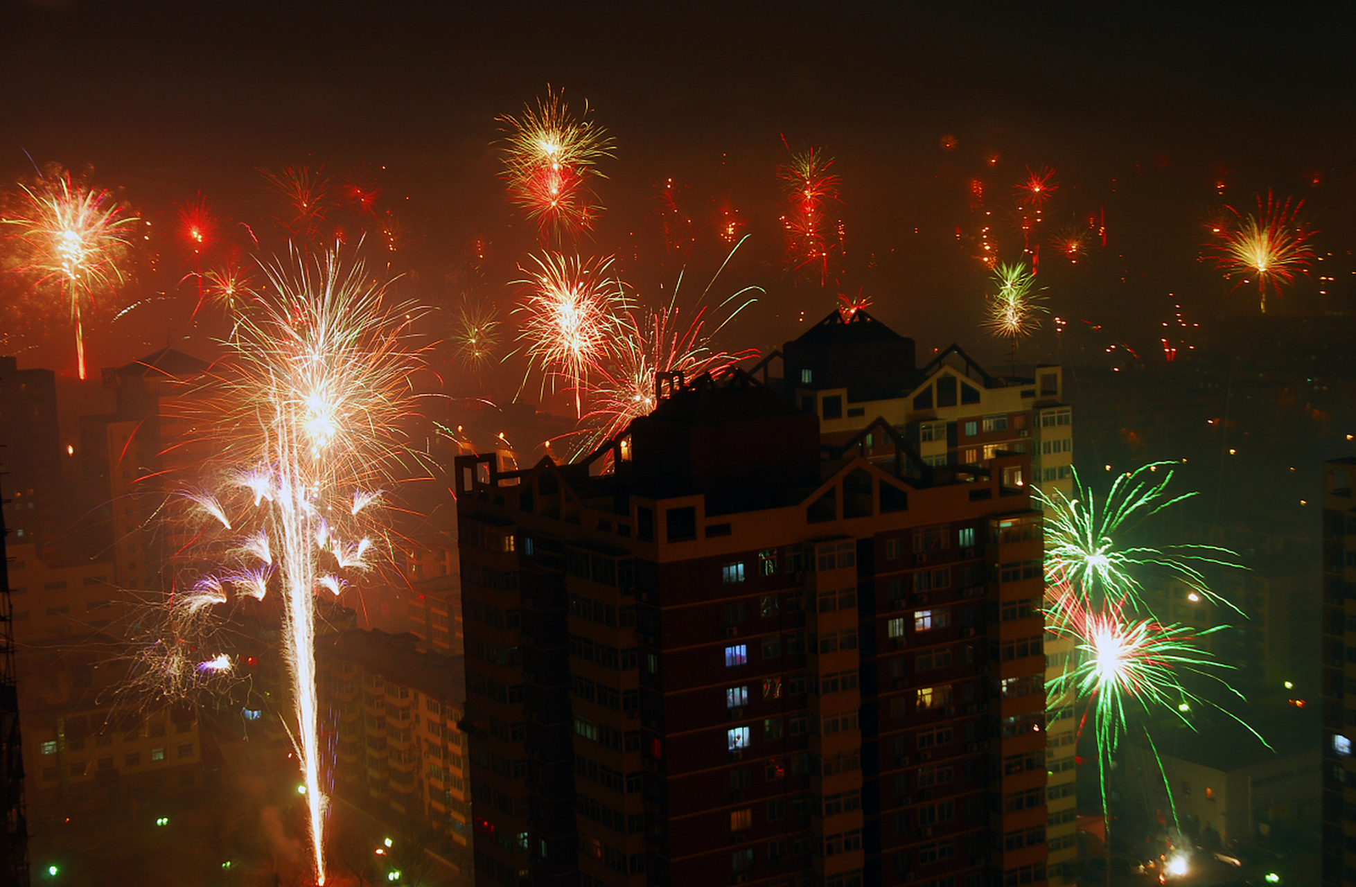 夜幕降临,万家灯火 喜庆的鞭炮声此起彼伏 新年的钟