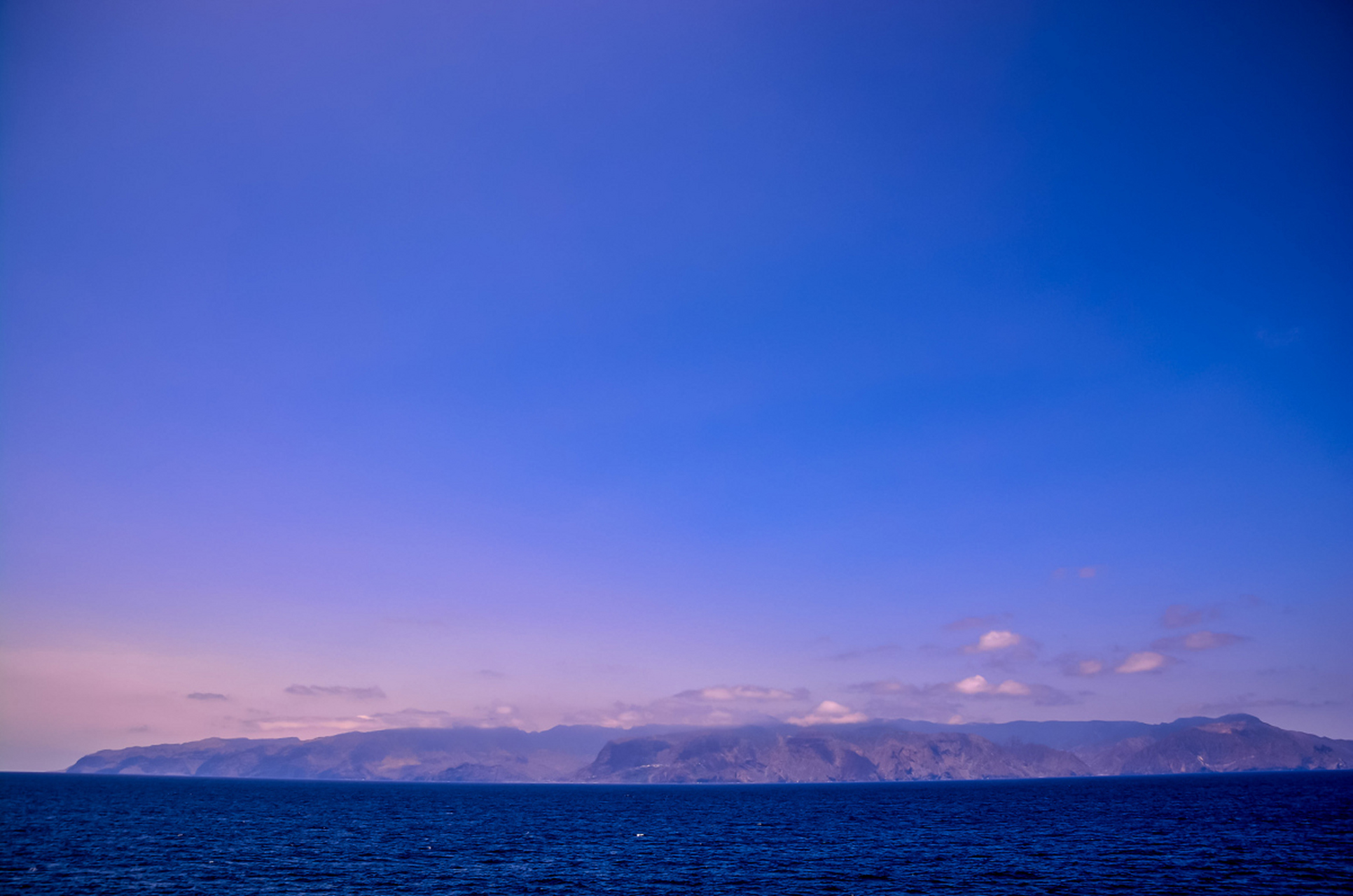 深蓝色长袖上衣,修身又显瘦,尽显高级感.