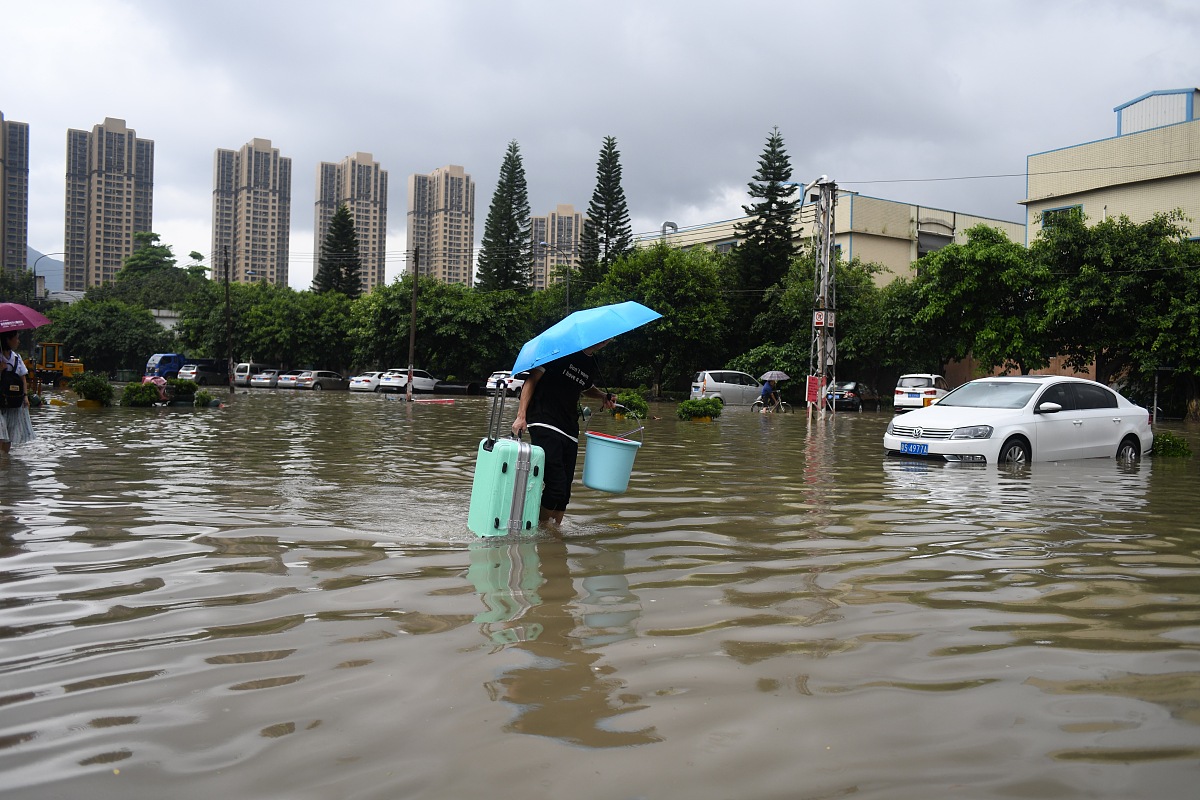广东暴雨肆虐 广州街道成"小河"  近日,广东省遭受持续强降雨的侵袭