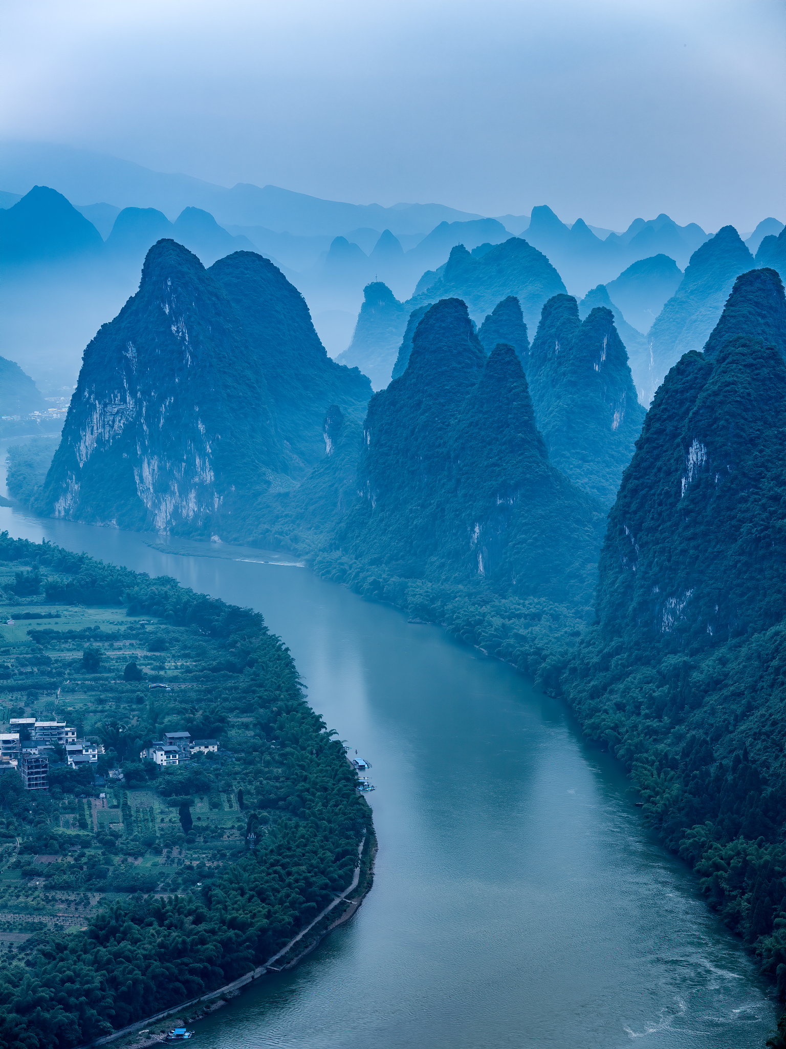 桂林山水,坐落于中国广西壮族自治区,堪称中国自然景观的璀璨明珠