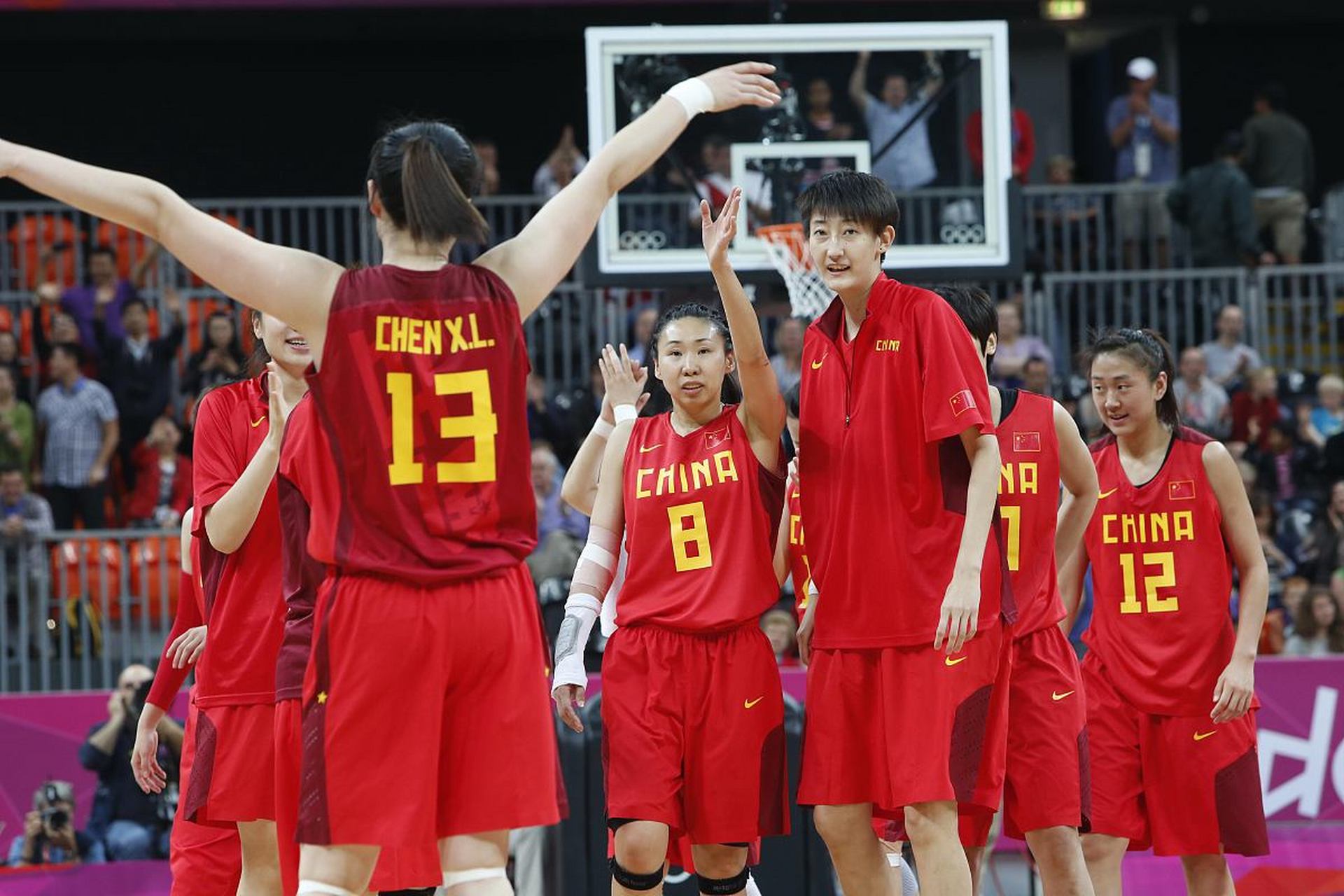 大年初一,举国同庆龙年春节之时,我们可爱的中国女篮队员们正在为国家