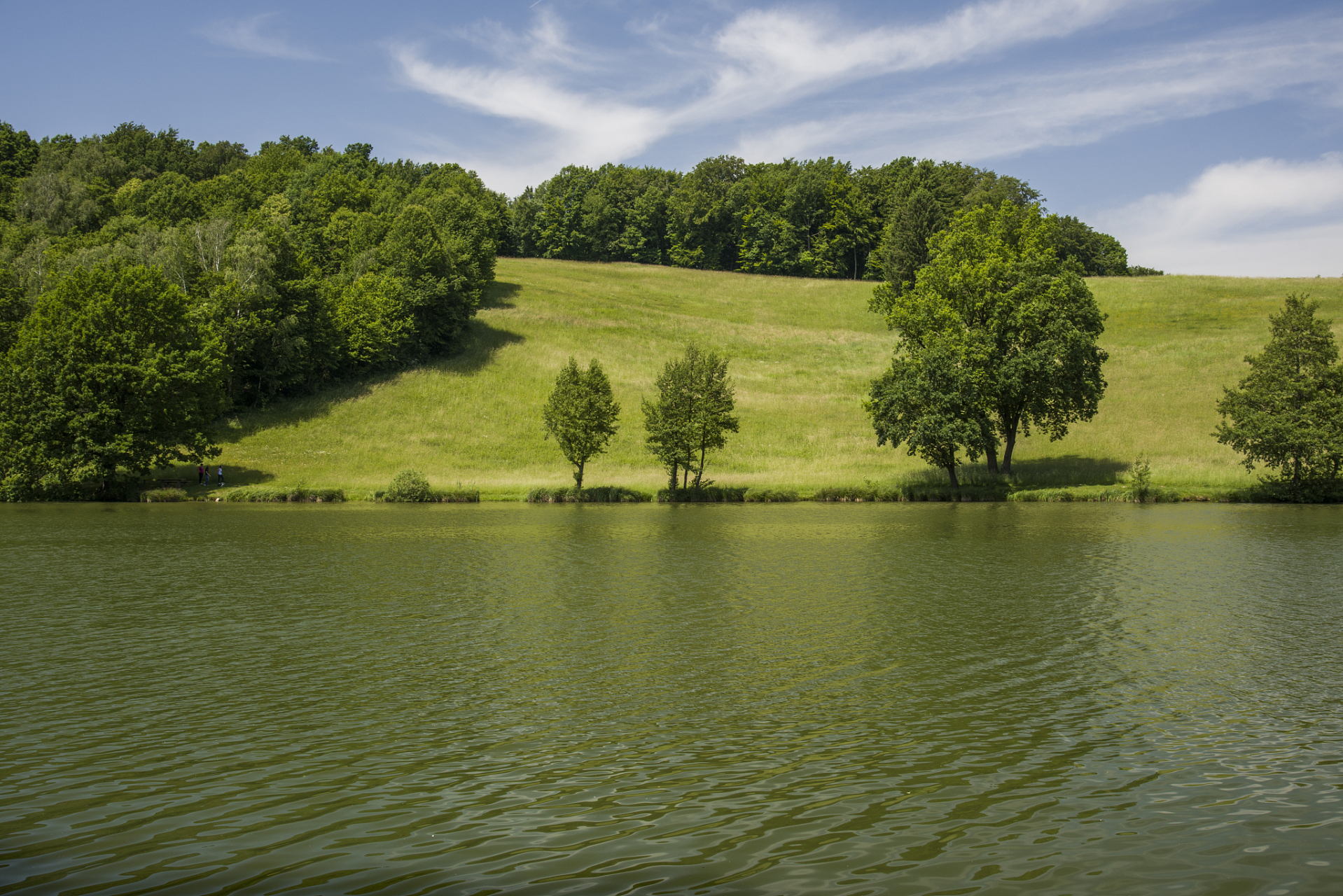 坐在湖边,我仿佛能感受到大自然的呼吸,心中涌起一股平静和舒适.