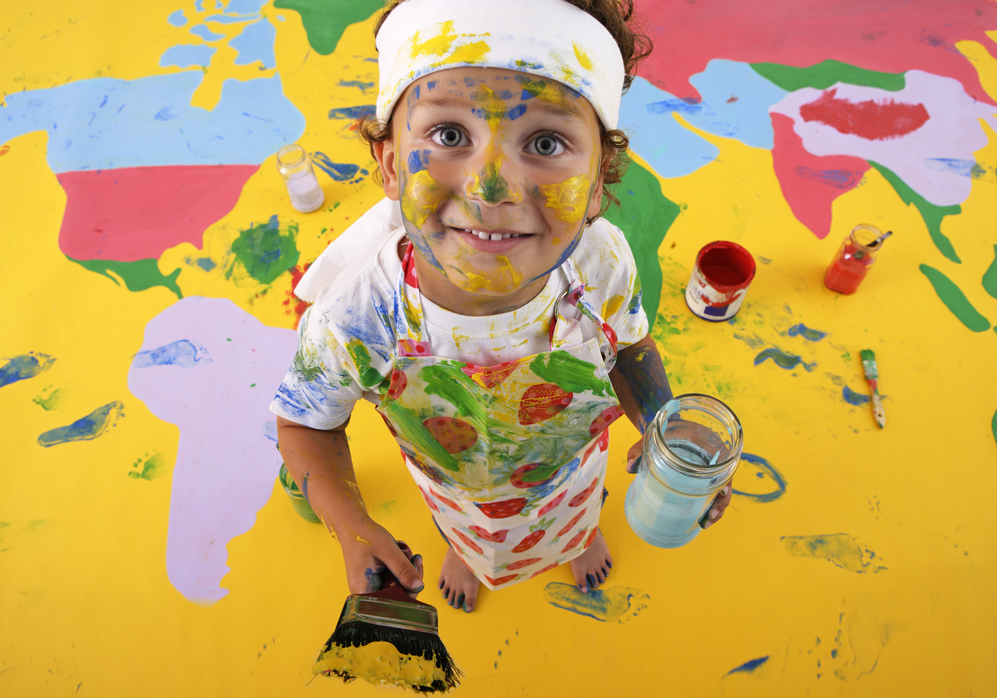 小家伙把颜料当成了巧克力,涂得满脸都是,还自得其乐地跳起舞来