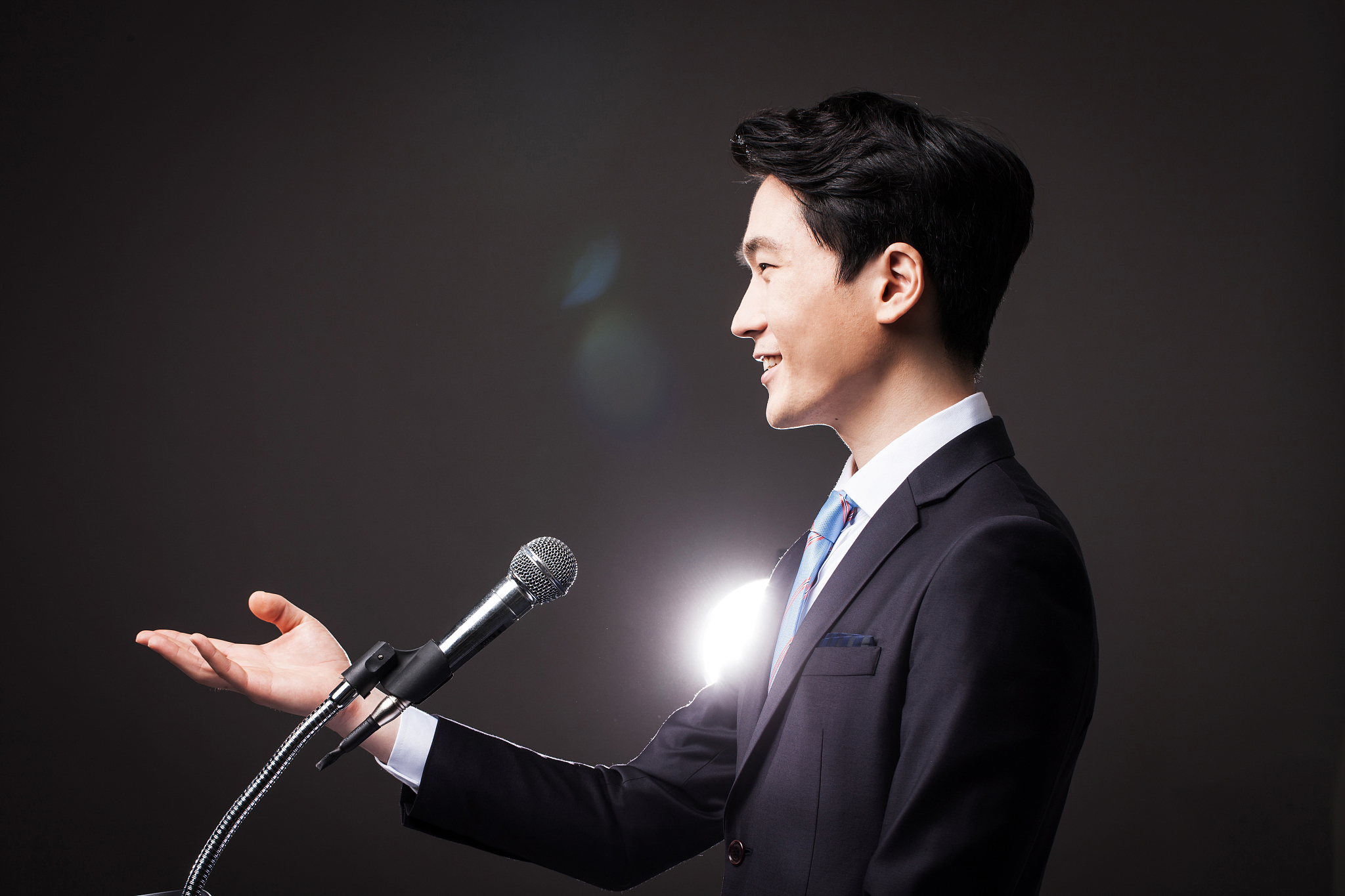 男人的演讲,认真的样子最帅!