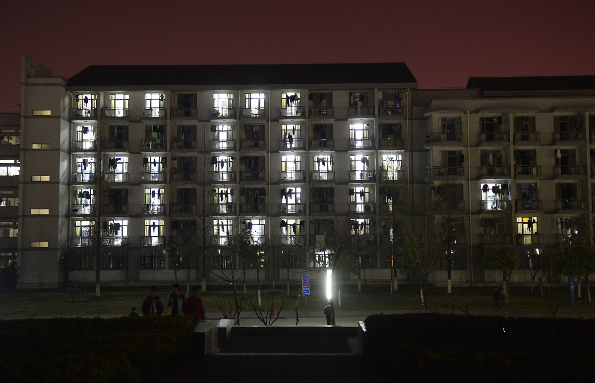 尉陨酱笱奘掖笱 宿舍 夜晚学生宿舍熄灯图片昏暗大学宿舍楼夜景