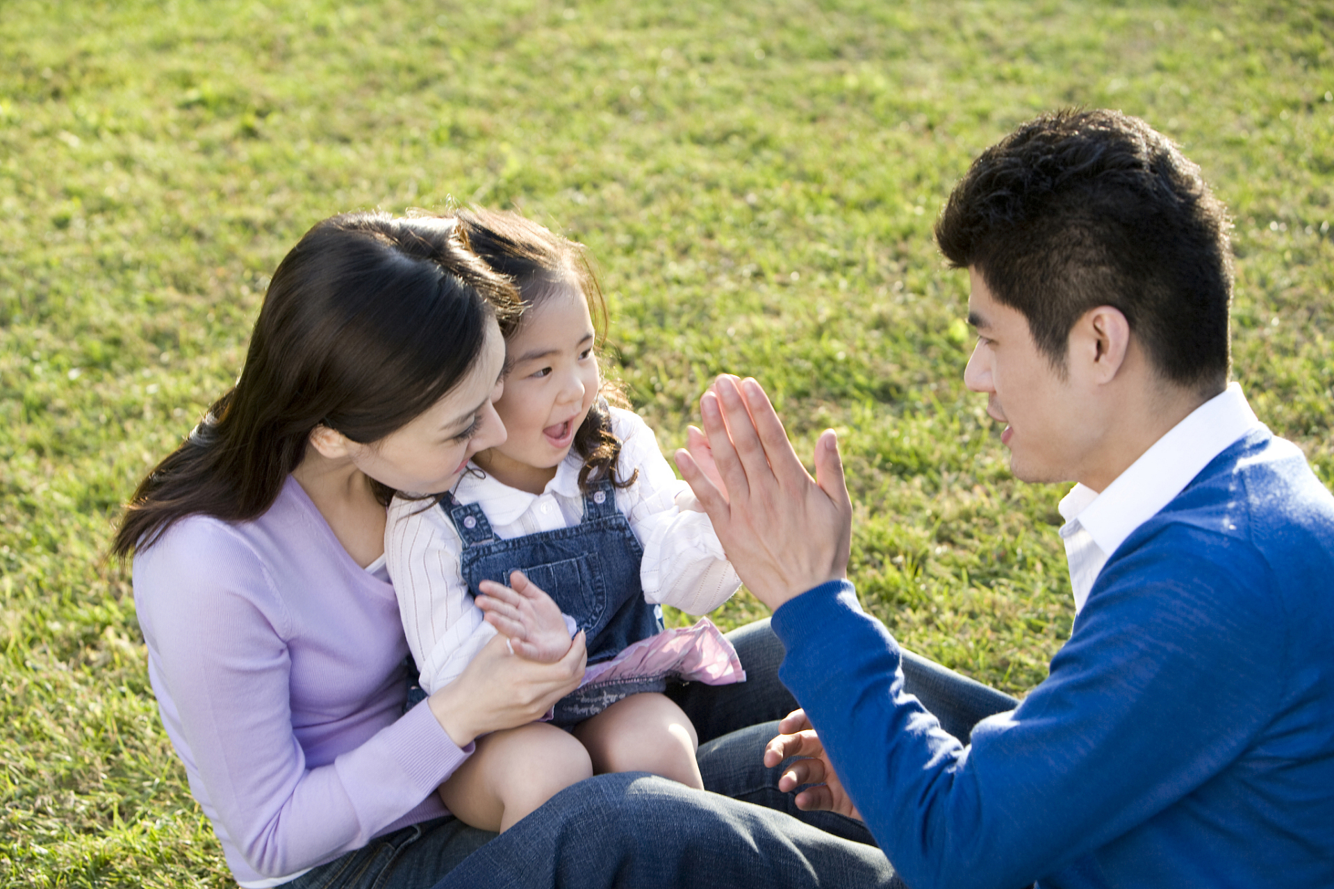 孩子最喜欢的方式,就是和爸爸妈妈一起玩儿,放下手机的陪伴,寓教于乐