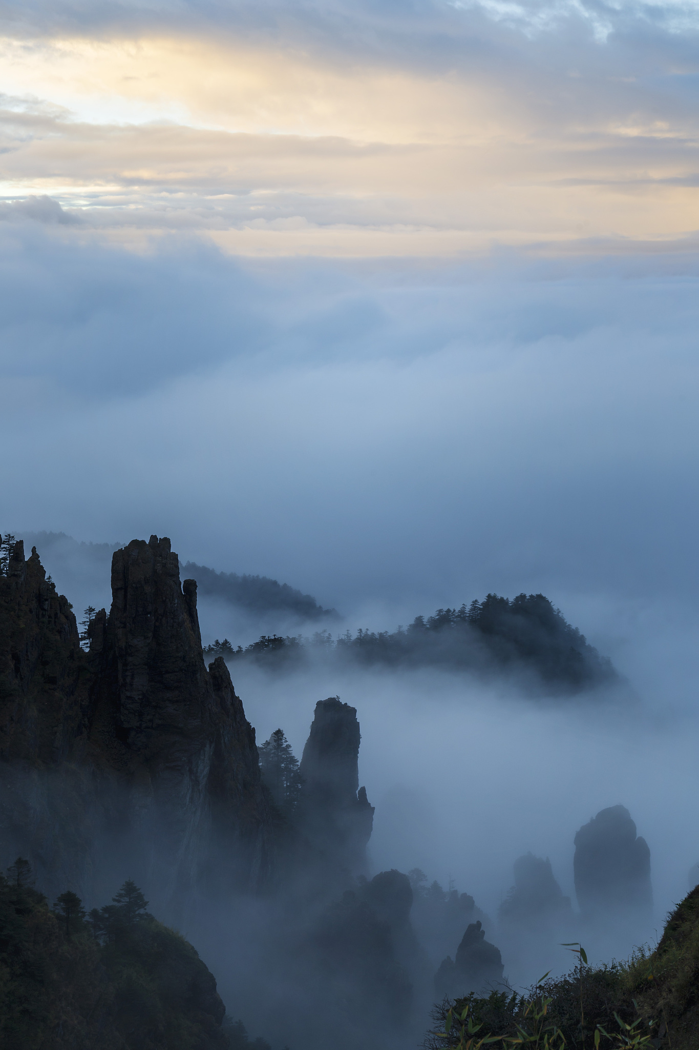 连绵起伏的山峰,仿佛是大自然的壮丽画卷.