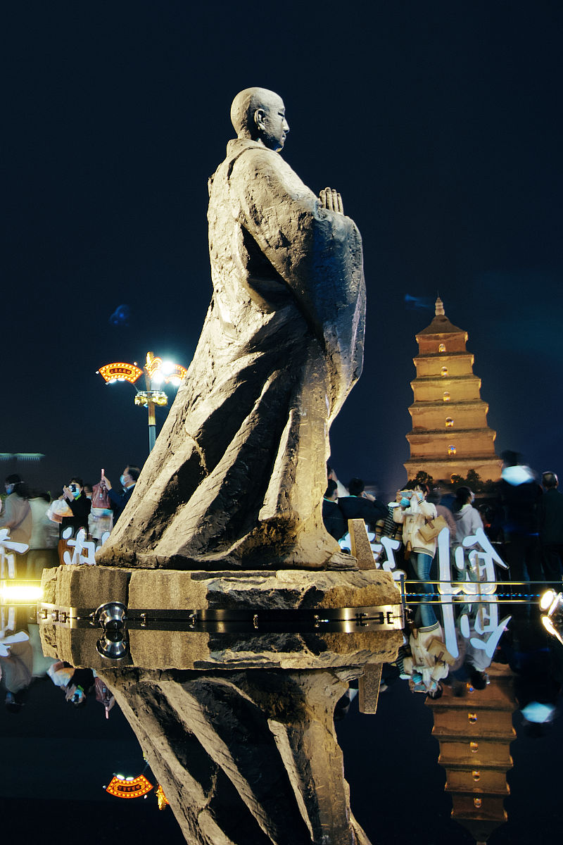 在西安住了也有四五年了,一直不知道大唐不夜城在哪里,今天去办养老的