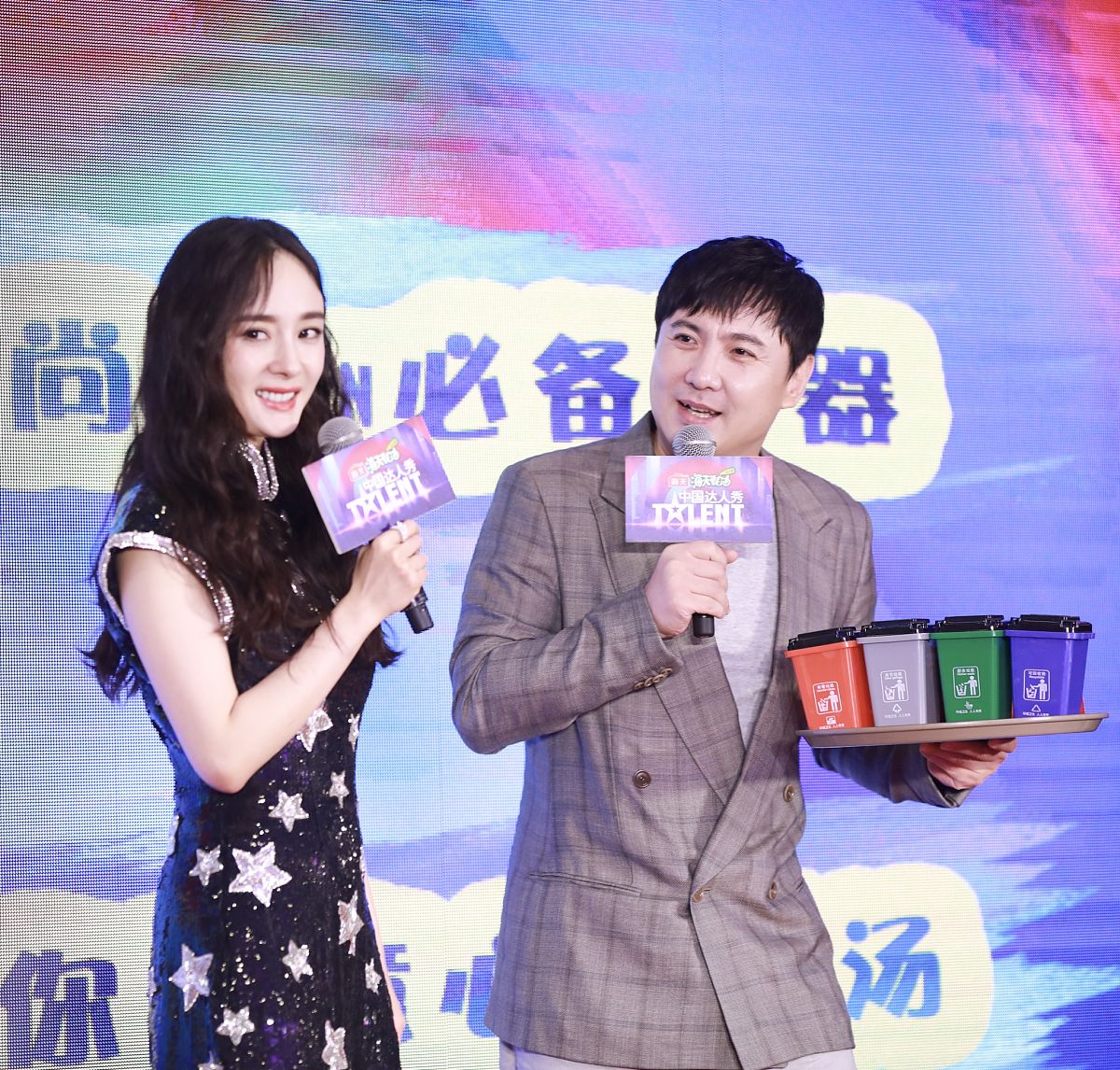 近日,杨幂与沈腾一同直播,杨幂身穿优雅的主持人装束,颜值与主持风格