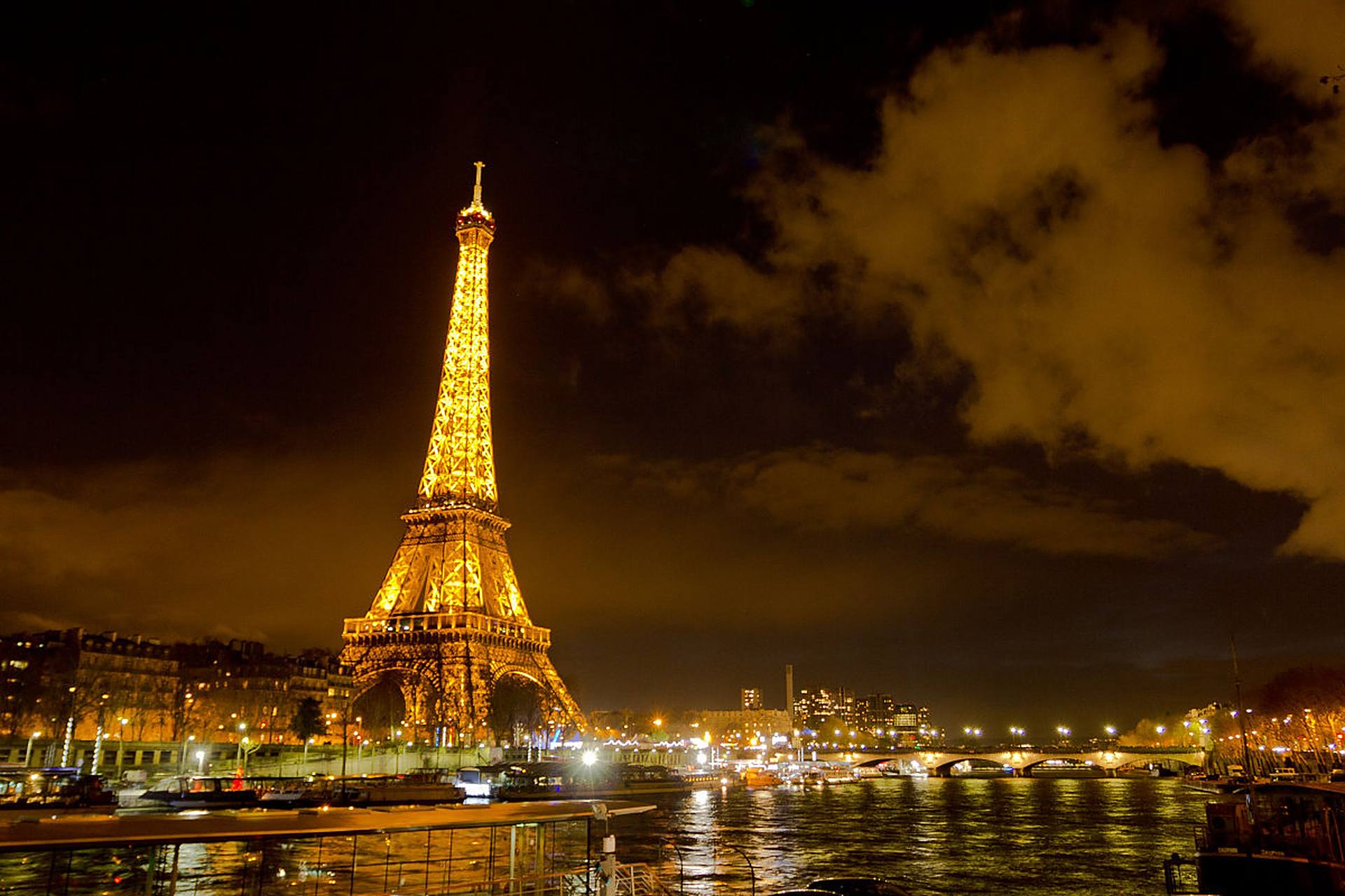 新年出国旅游  在浪漫之都巴黎,可沉浸于塞纳河畔的夜色中.