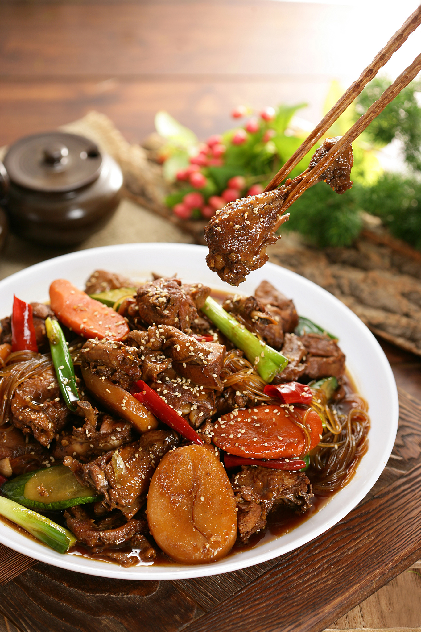 爆炒鹅肉是一道美味的家常菜,其特点是肉质鲜嫩,味道浓郁.