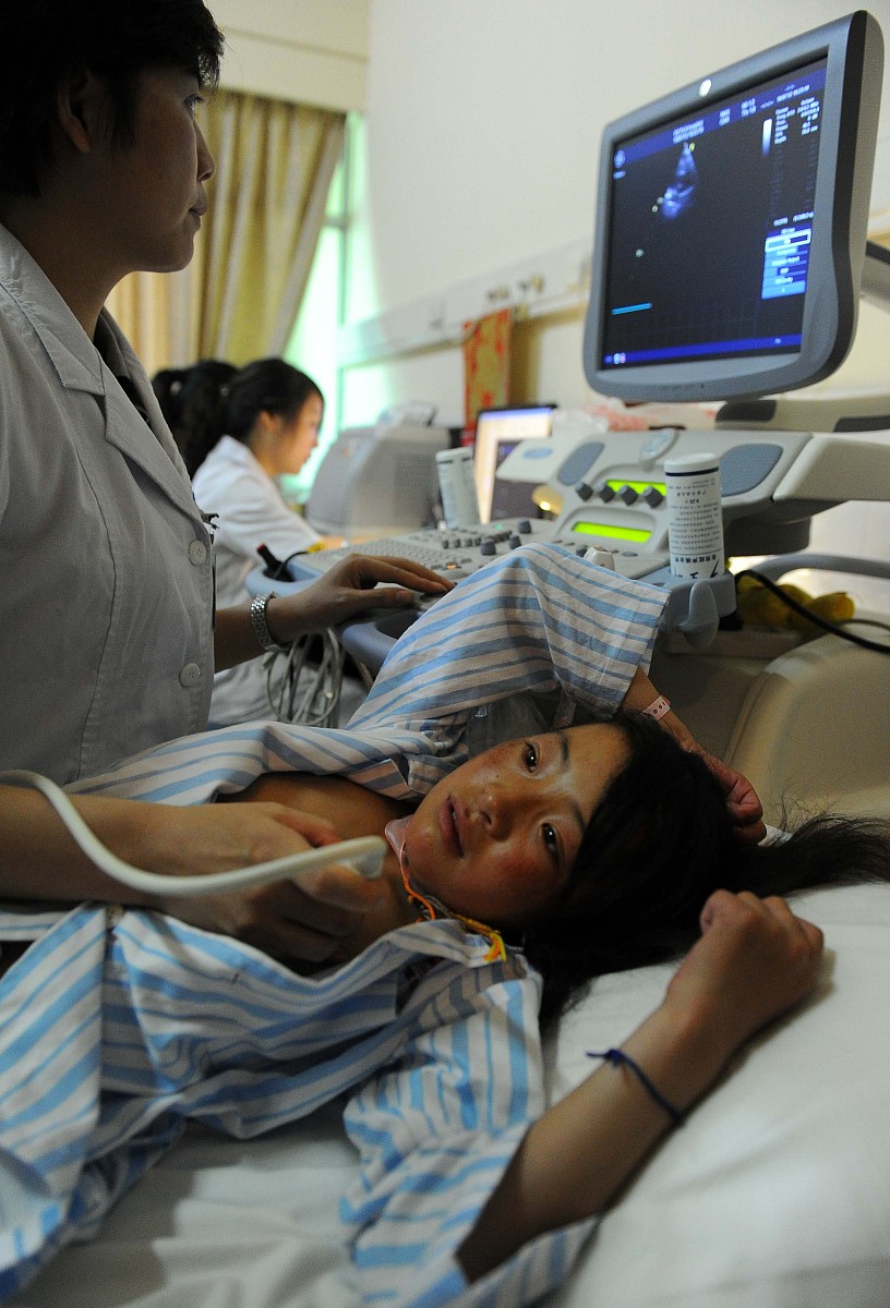 原来做手术前要做心脏彩超,要求露出胸部,然后拿个仪器在心口,胸部