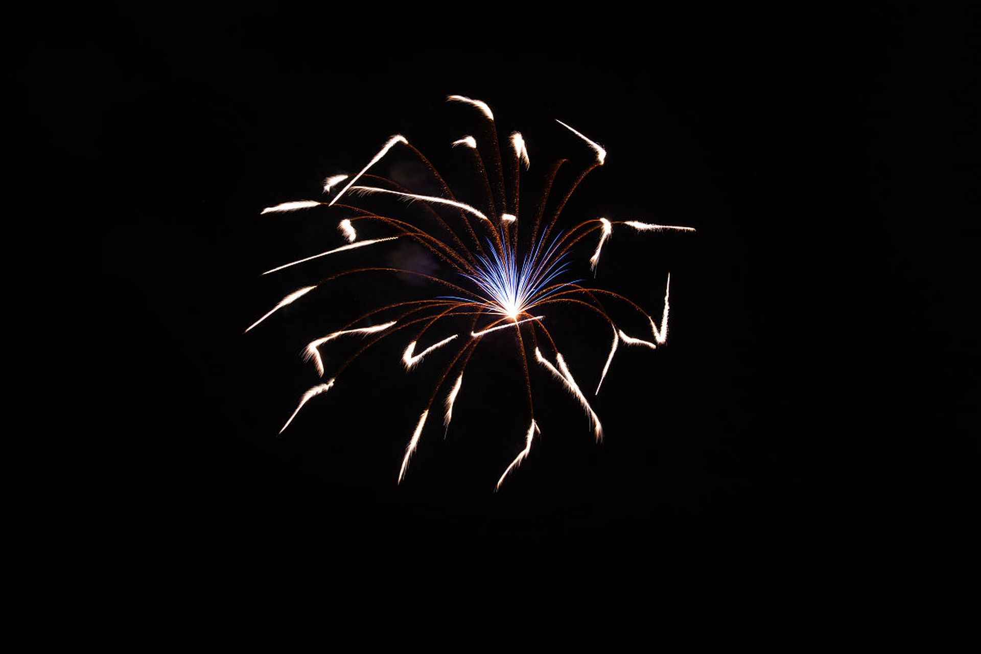 当流星从头顶划过,当篮球在空中画出优美的弧线,当璀璨的烟花在夜空中