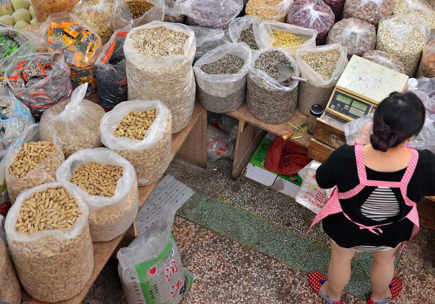 今日市场闲逛,遇一档卖咸水花生的,询价老板娘,老板娘年近六旬,神清气