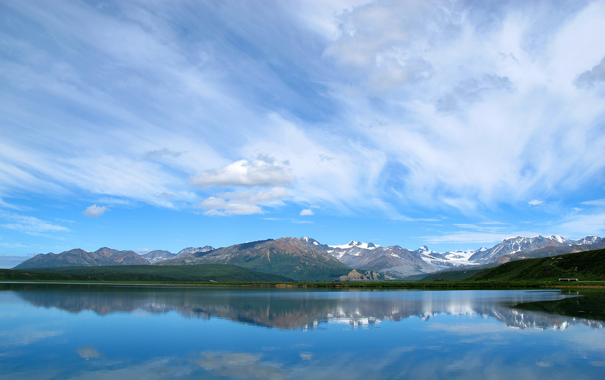 在翠绿的山腰上,我瞥见了那一抹醉人的湖蓝.