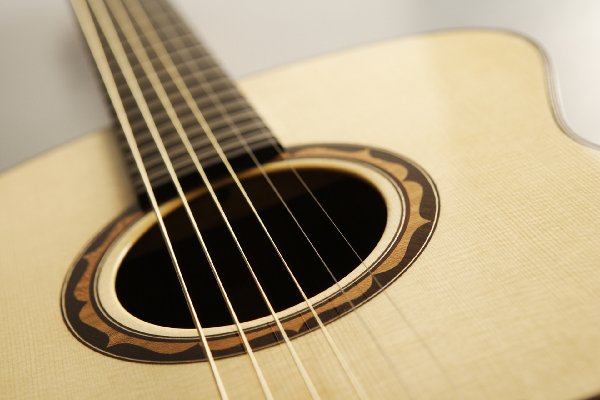 吉他的六根弦分别是 e,a,d,g,b,e,它们的音高和名称如下:   1.