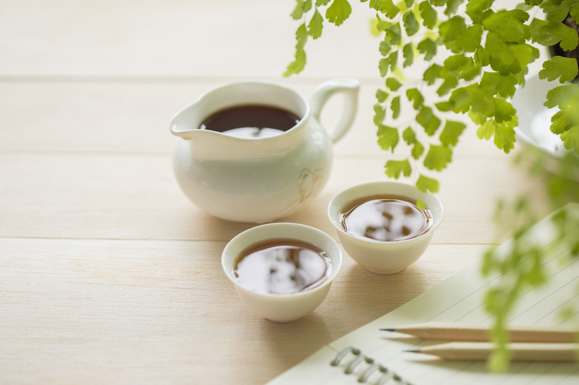 失眠  一杯浓茶 让犯困的心 数起了绵羊 醒神的咖啡因 让夜 悠长漫长
