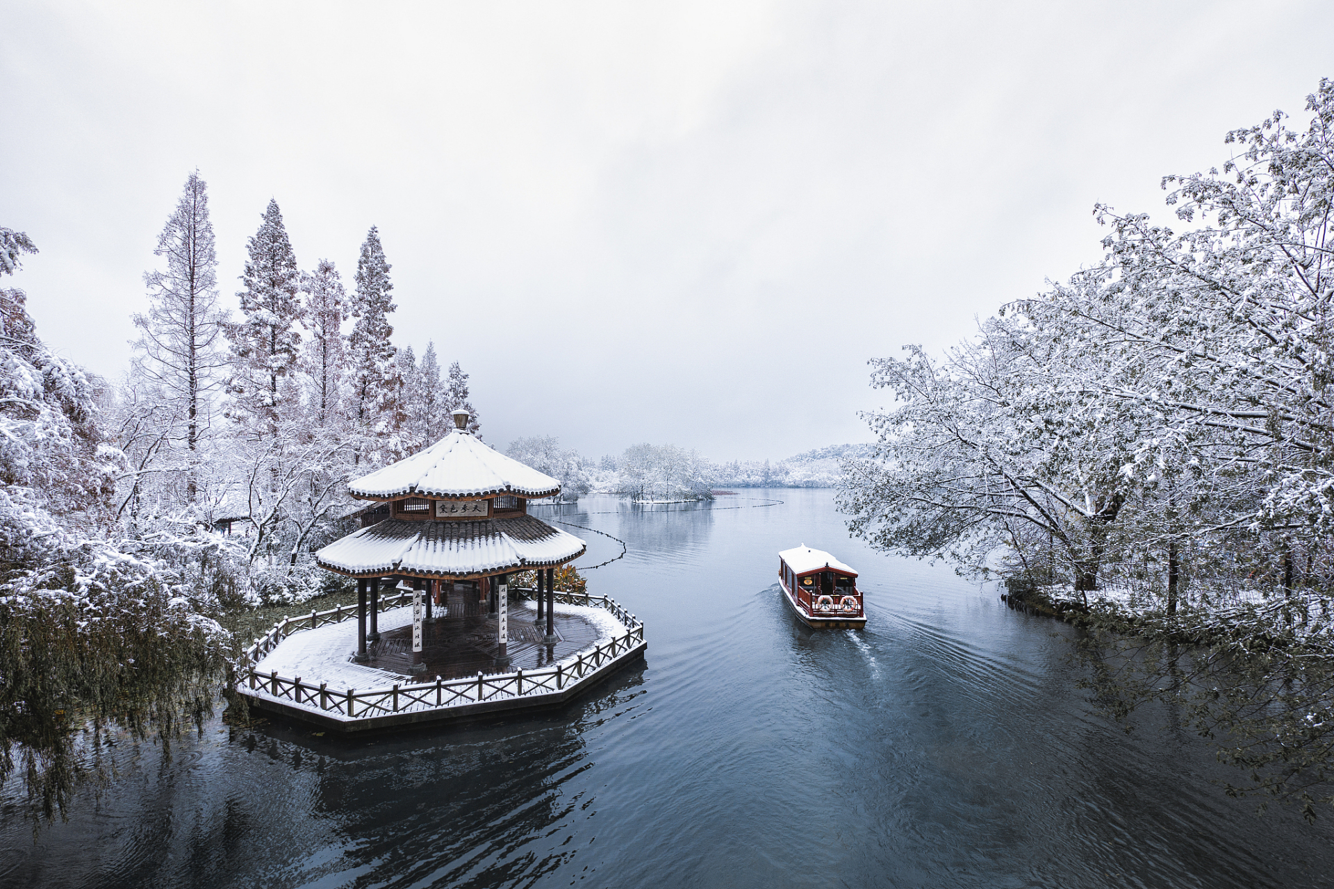 冬日西湖雪,诗意浓墨重彩的画卷  在冬季的杭州,西湖的美景如同一幅幅