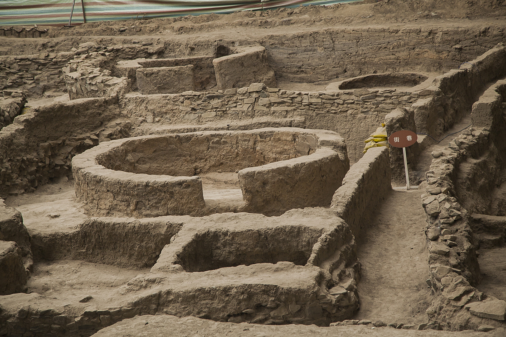 泥河湾遗址群是位于河北省阳原县盆地泥河湾层分布区.