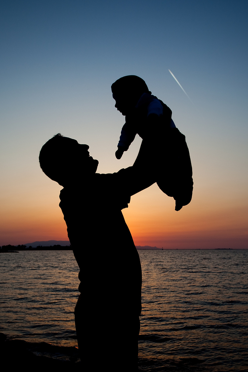 今天看到老爸为我修理家电的背影,心中涌上无尽的感激.