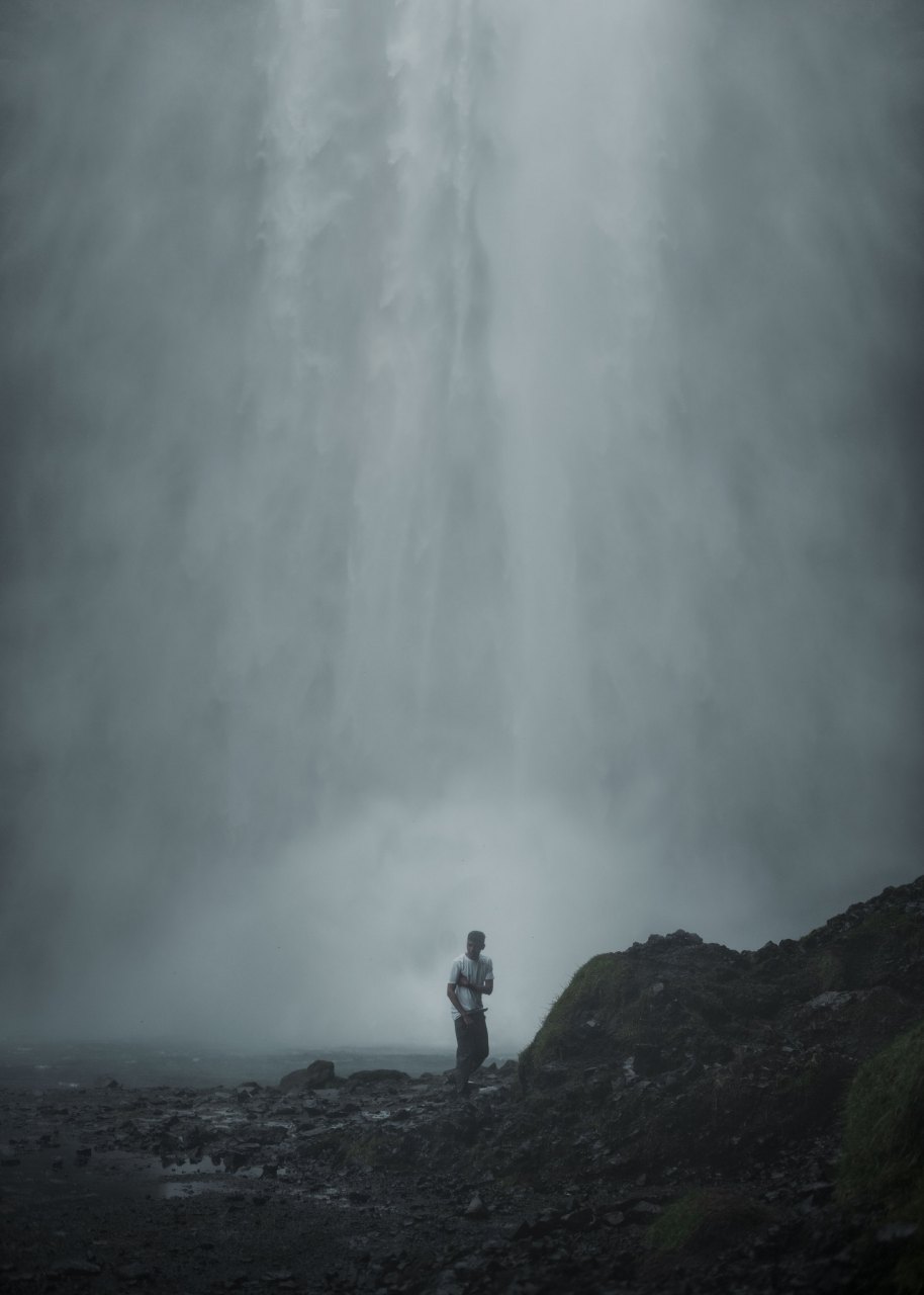 尼采曾说:"当你凝视深渊时,深渊也在凝视你.